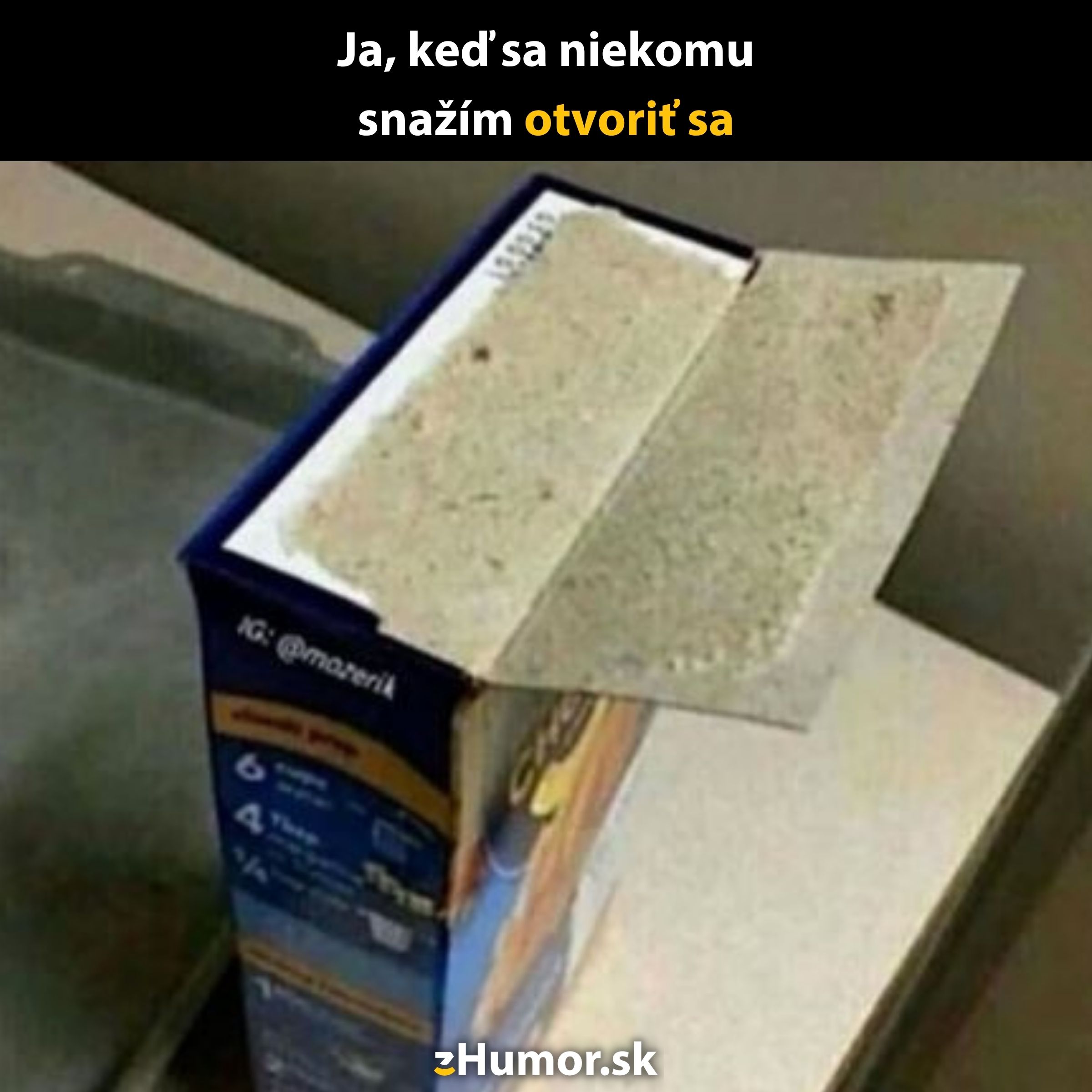 Krabica s nepodarene otvoreným vrchnákom, vtipne ilustruje výzvy pri otváraní sa druhým.