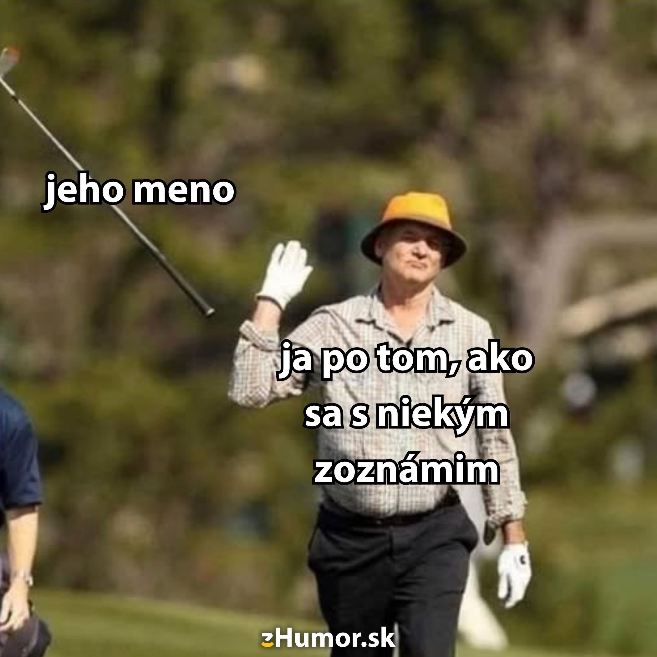 Muž s klobúkom na golfovom ihrisku, text: jeho meno, ja po tom, ako sa s niekým zoznámim - komická scéna s golfom.