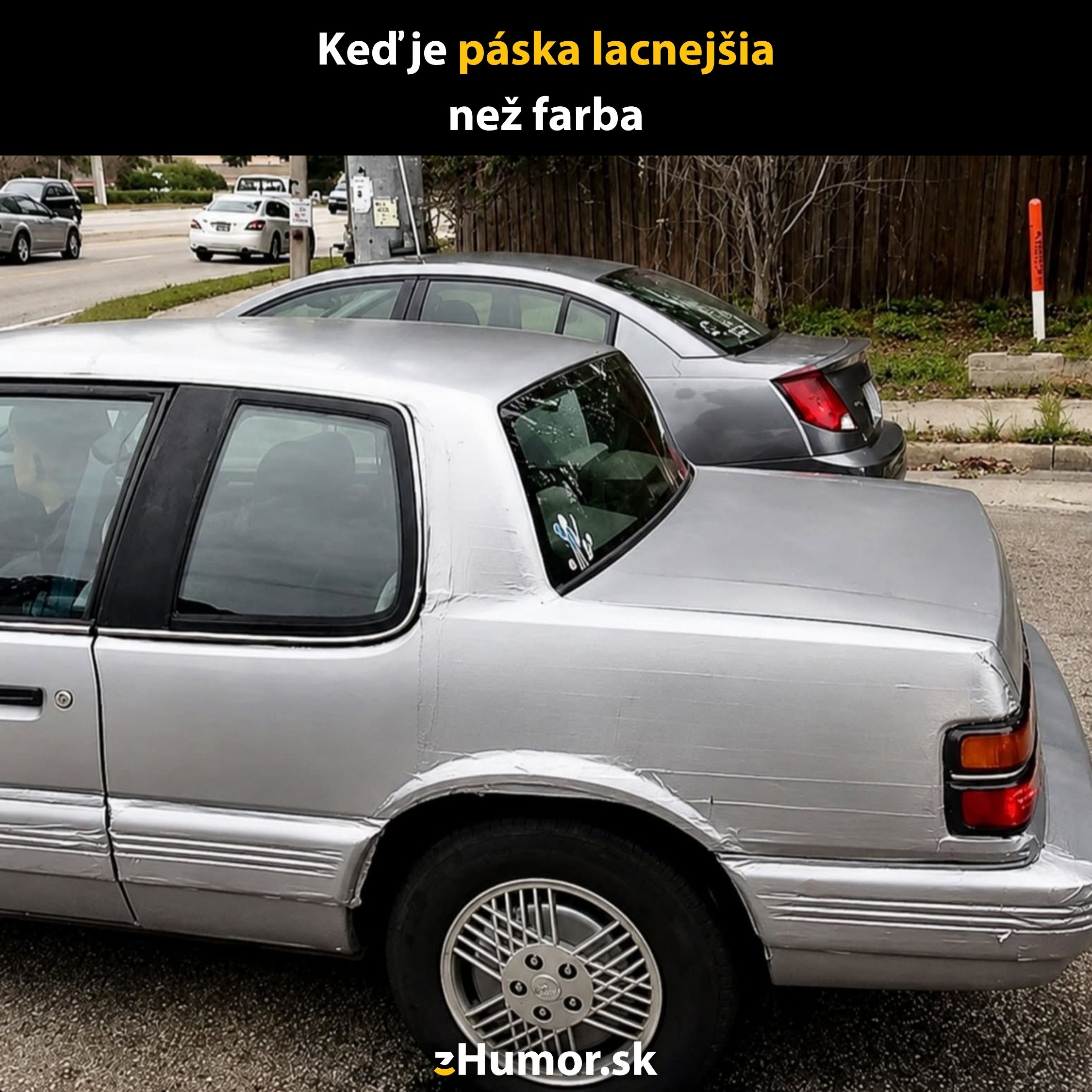 Auto polepené striebornou páskou namiesto lakovania na ulici.