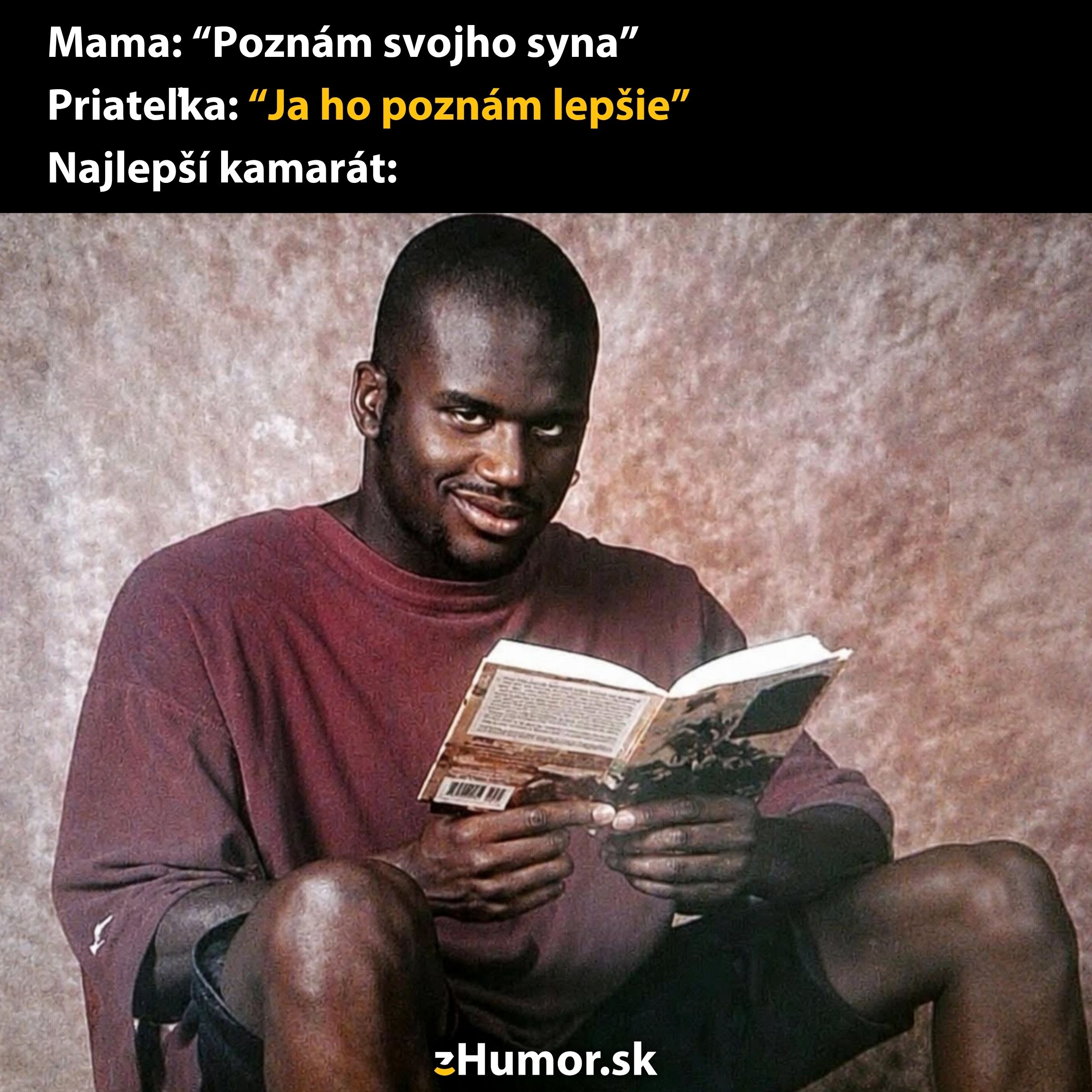 Muž sediaci s knihou, s pobaveným výrazom. Text: Mama a priateľka majú súťaž o tom, kto lepšie pozná jej syna.