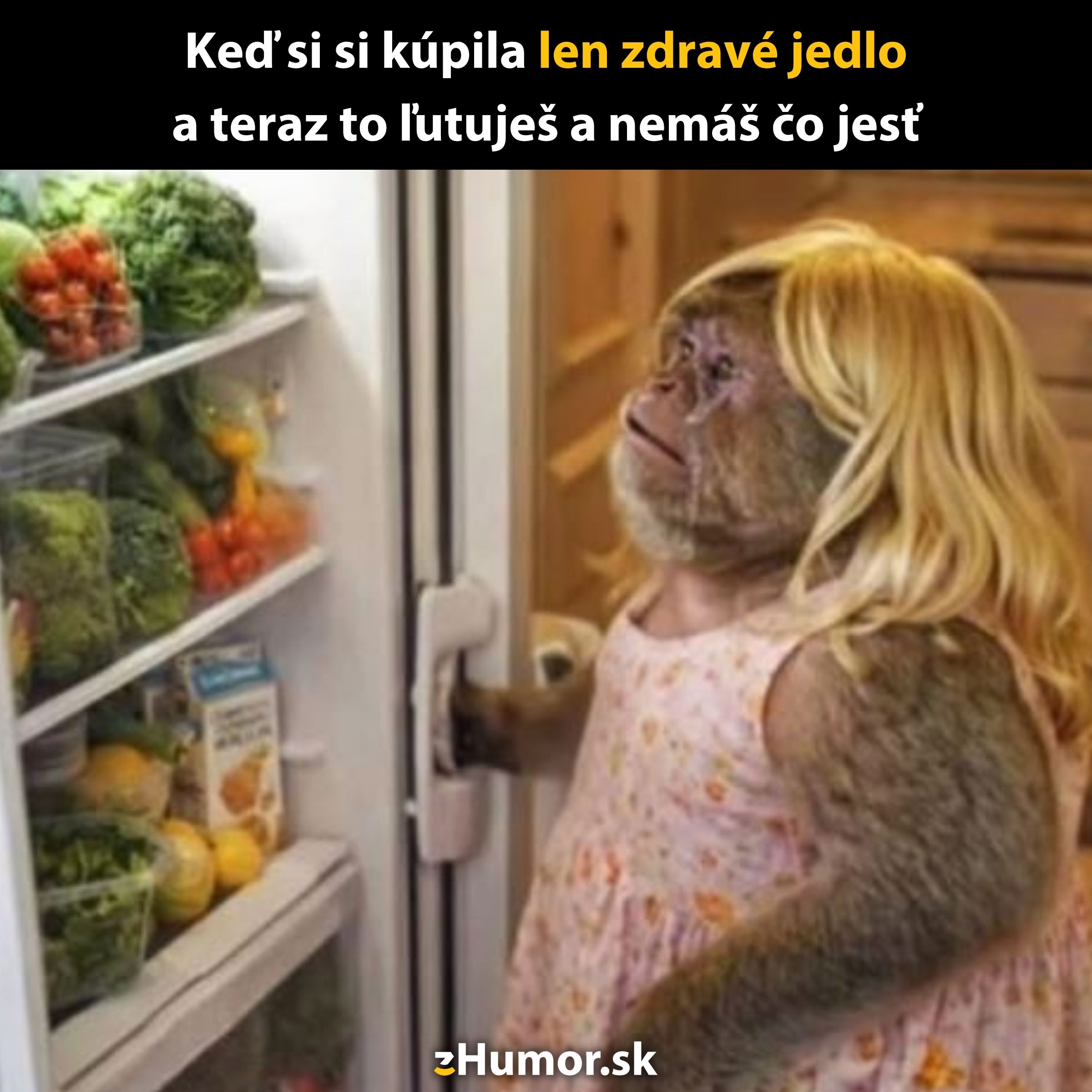 Opica v parochni pri chladničke so zdravými potravinami, vyjadruje žiaľ z nedostatku chutného jedla.