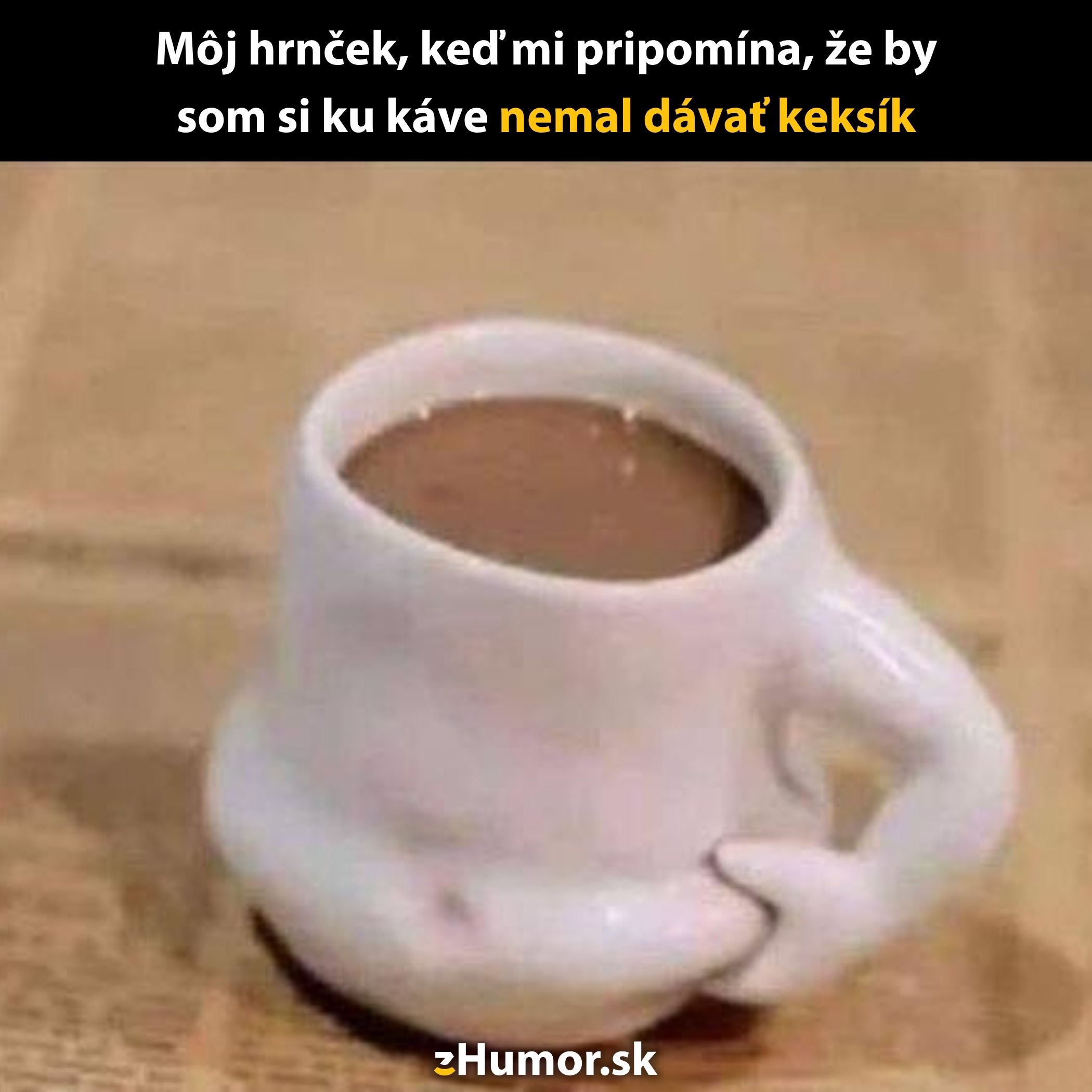 Hrnček s kávou a vtipným nápisom, ktorý pripomína, aby ste si ku káve neskombinovali keksík.
