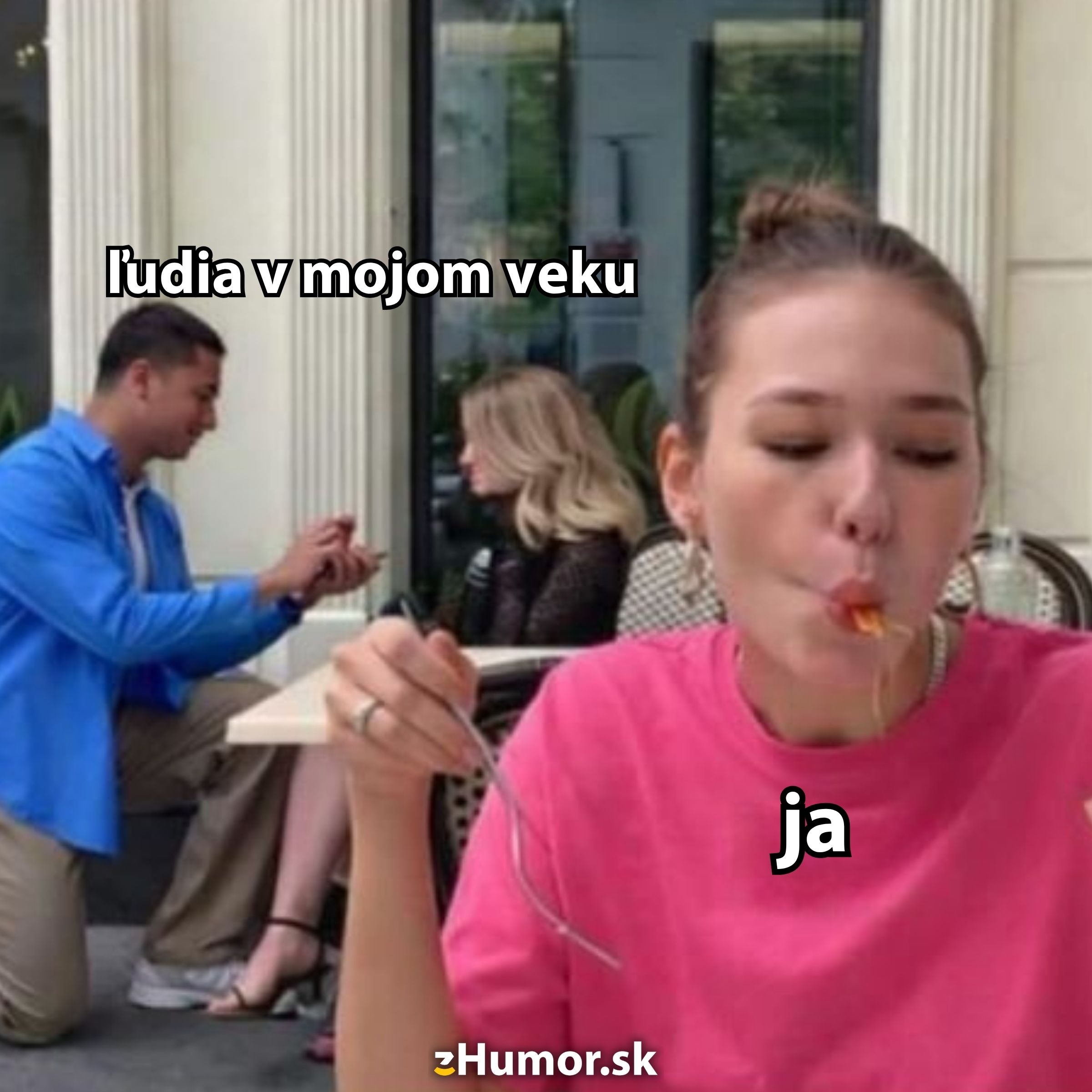 Žena v popredí je rozptýlená jedlom, zatiaľ čo pár v pozadí sa zasnubuje v reštaurácii, s textom “ľudia v mojom veku“.