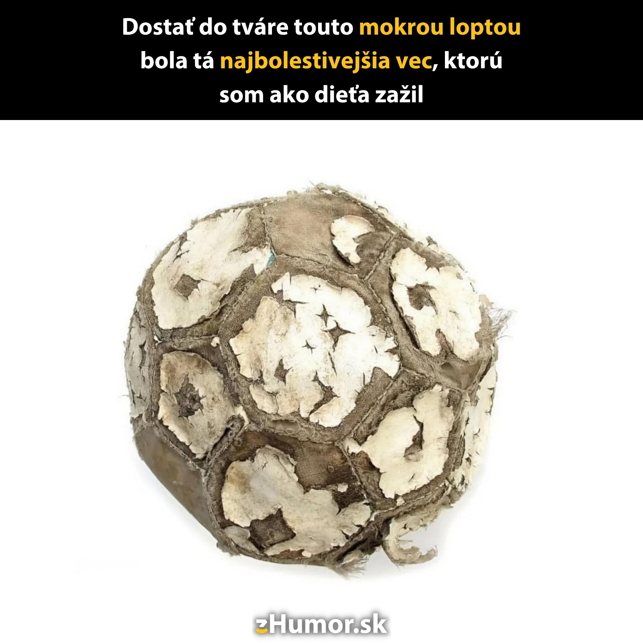 Starý roztrhaný futbalový loptu, ktorý vyvoláva nostalgiu a spomienky na detstvo.