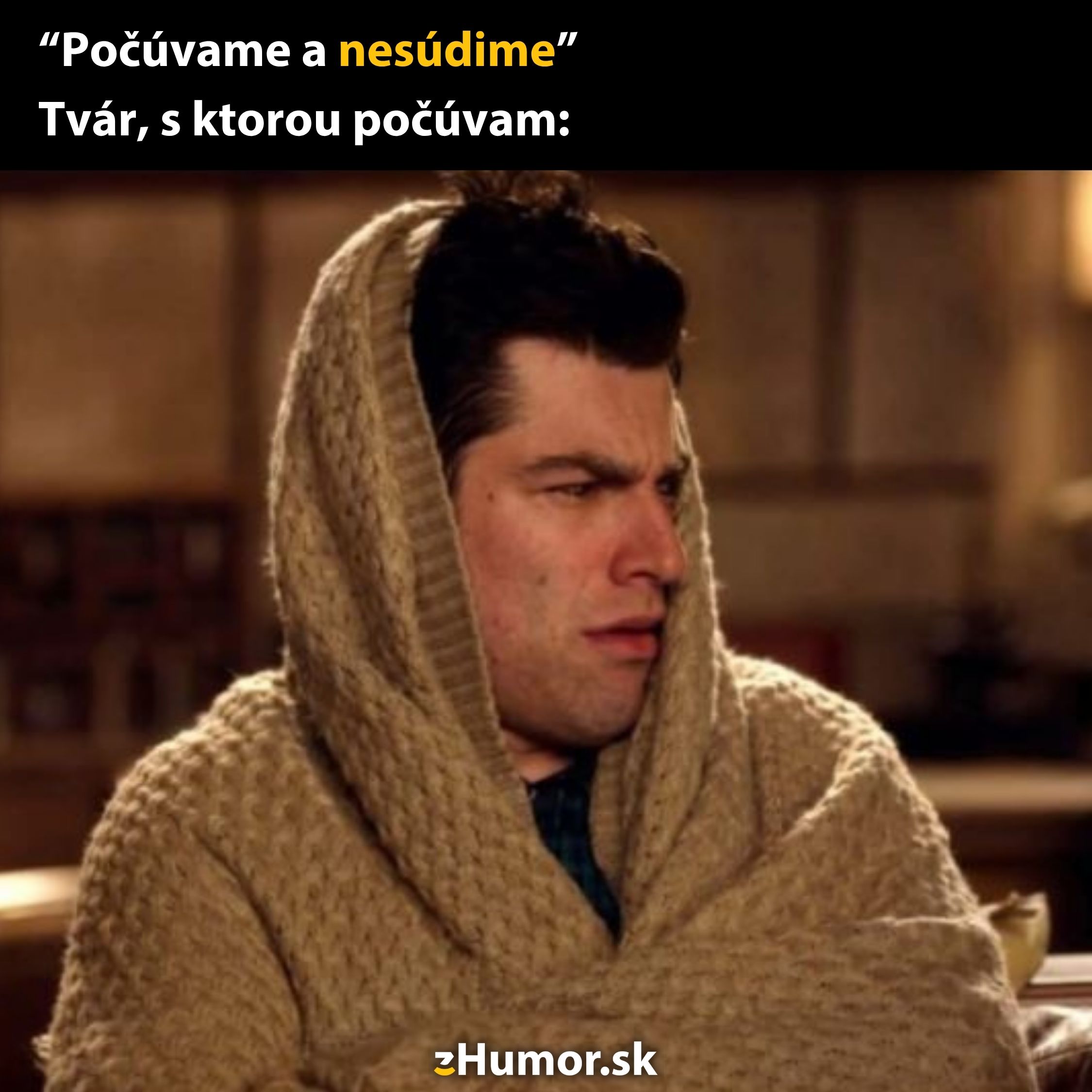 Muž so skeptickým výrazom sedí zabalený v hrubom svetri, citát: Počúvame a nesúdime.