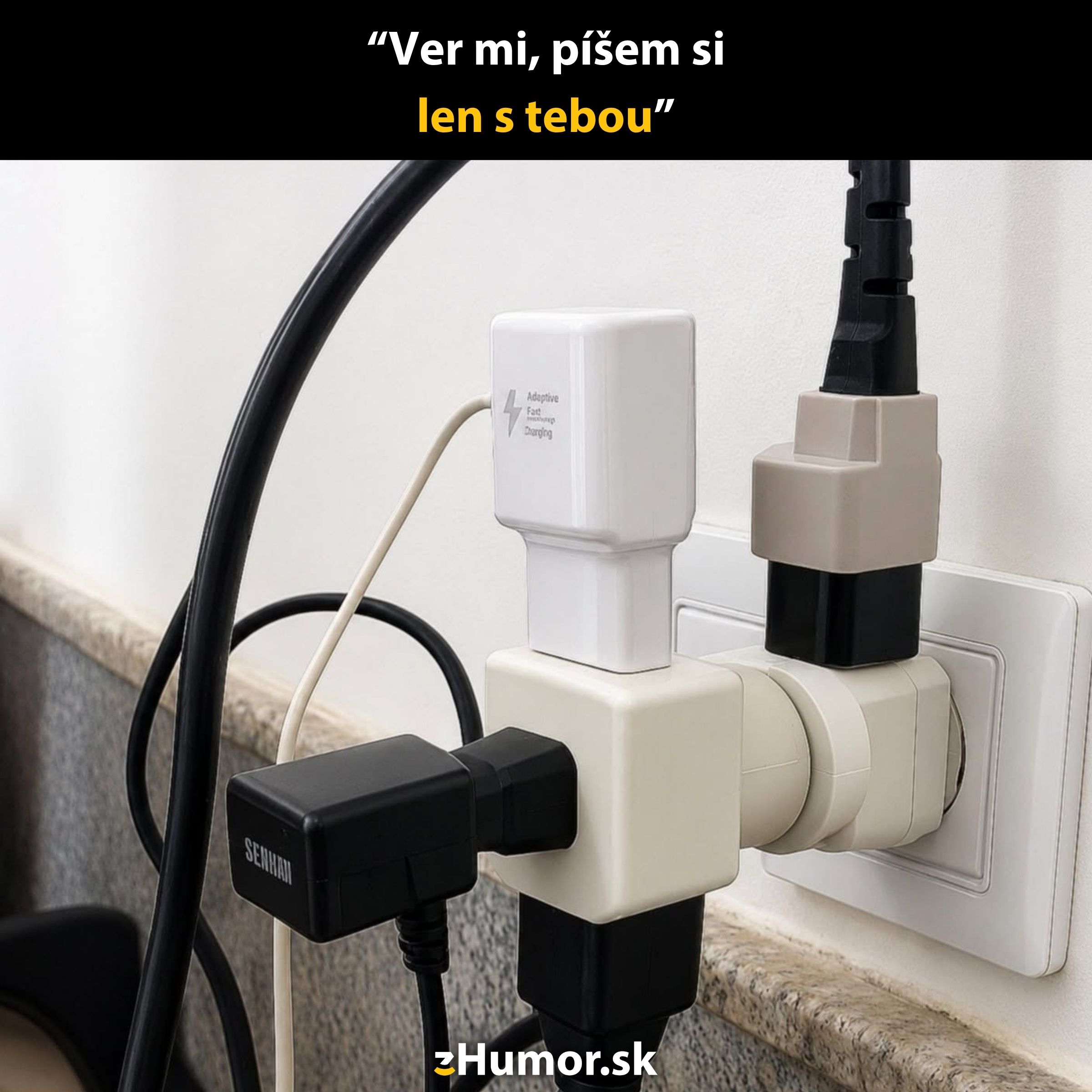 Zásuvka plná adaptérů, symbolizující potrebu multitaskingu, s nápisom Ver mi, píšem si len s tebou.
