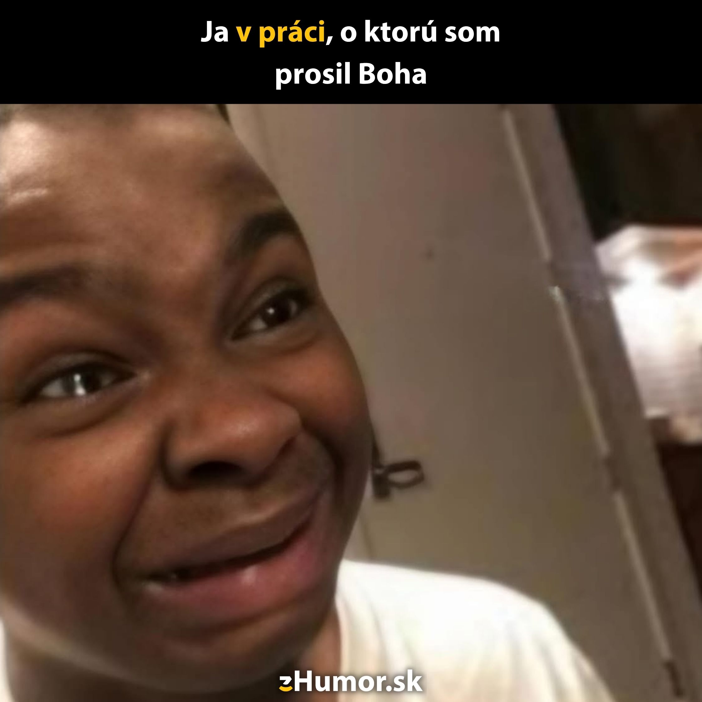 Muž s ironickým výrazom tváre a textom: Ja v práci, o ktorú som prosil Boha, vyjadruje komickú situáciu.