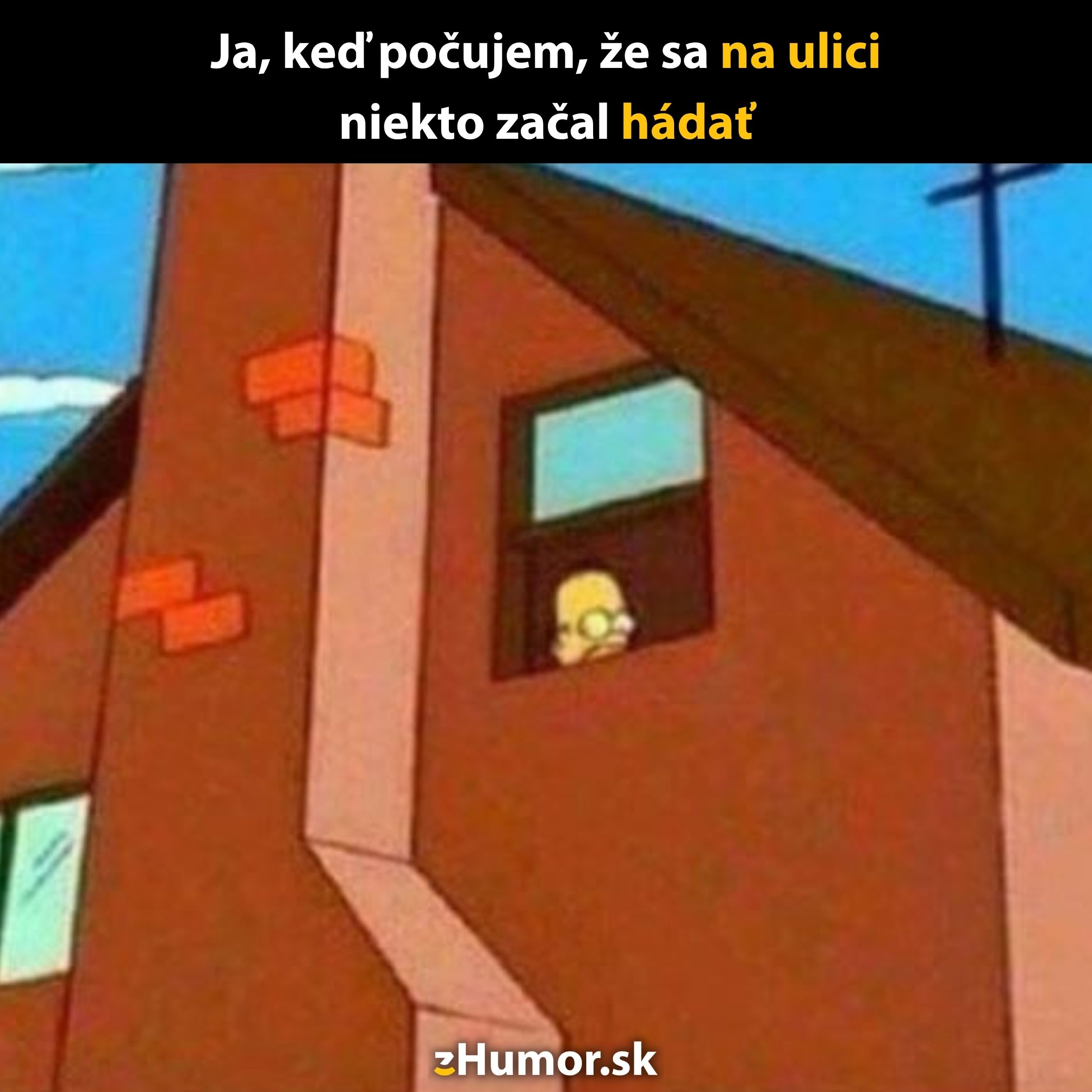 Muž so zvedavým výrazom pozerá z okna, keď počuje hádku na ulici.