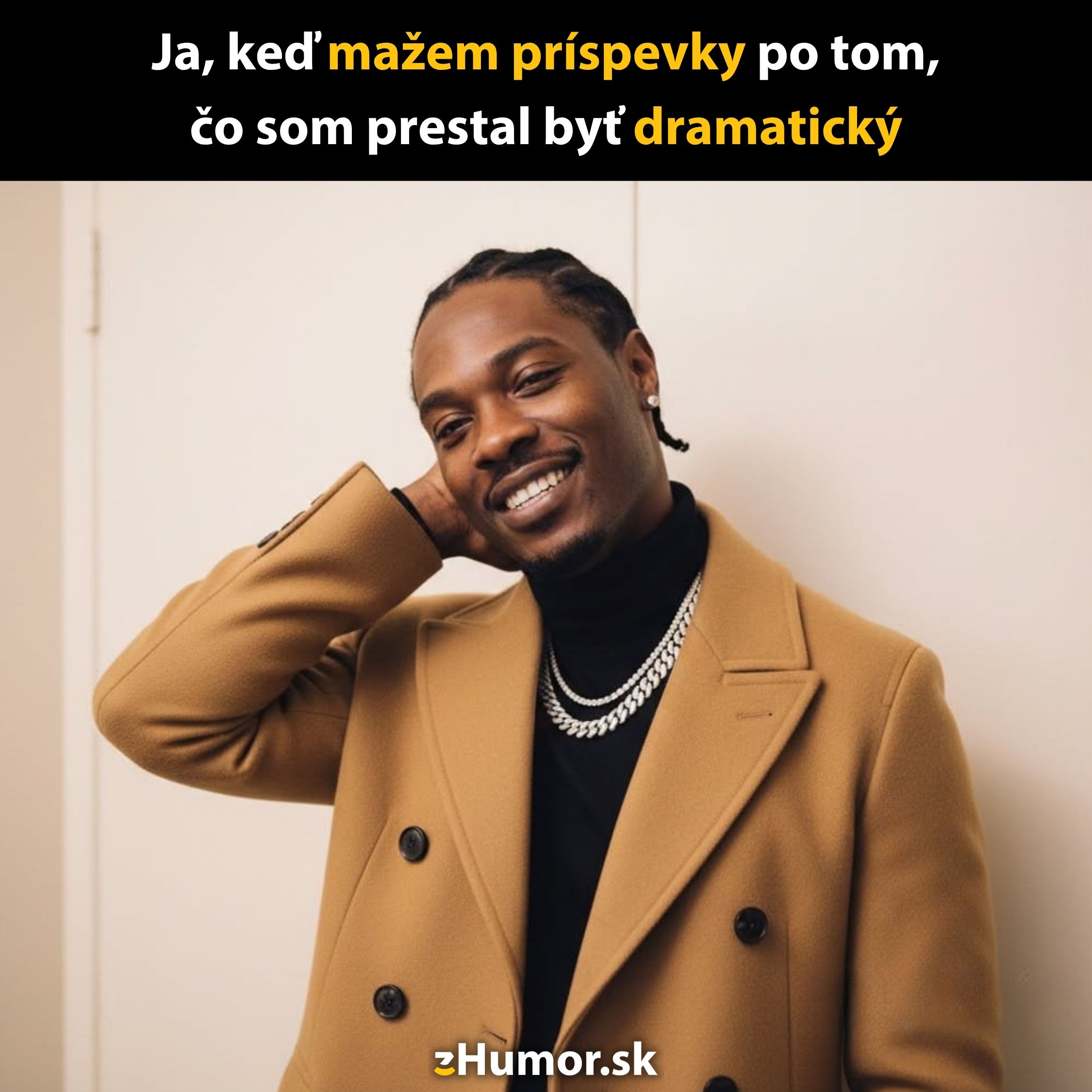 Muž v hnedých šatách sa usmieva a vyzerá uvoľnene.