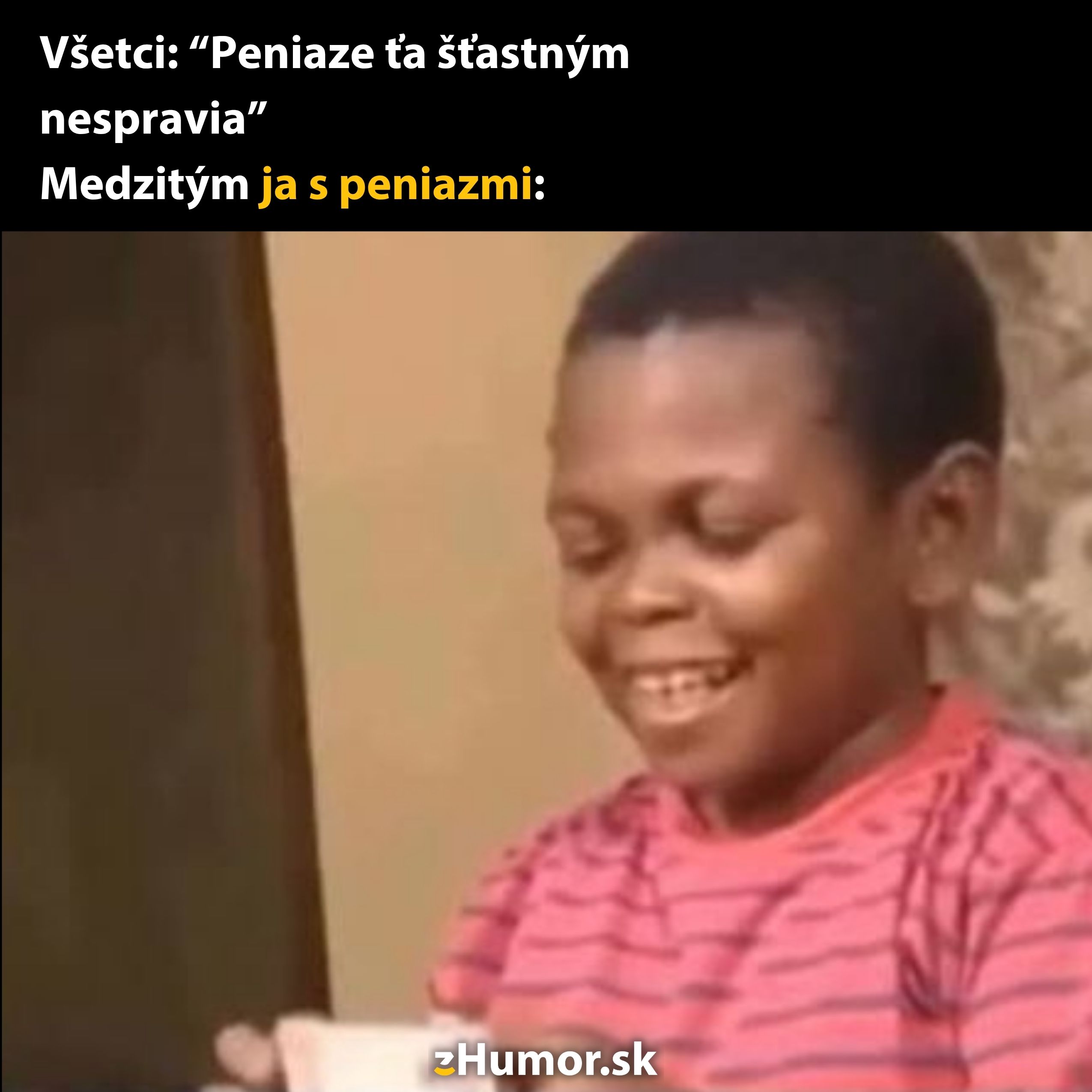 Chlapec sa usmieva s pohárom a užíva si peniaze, hoci všetci hovoria, že šťastie neprinášajú.