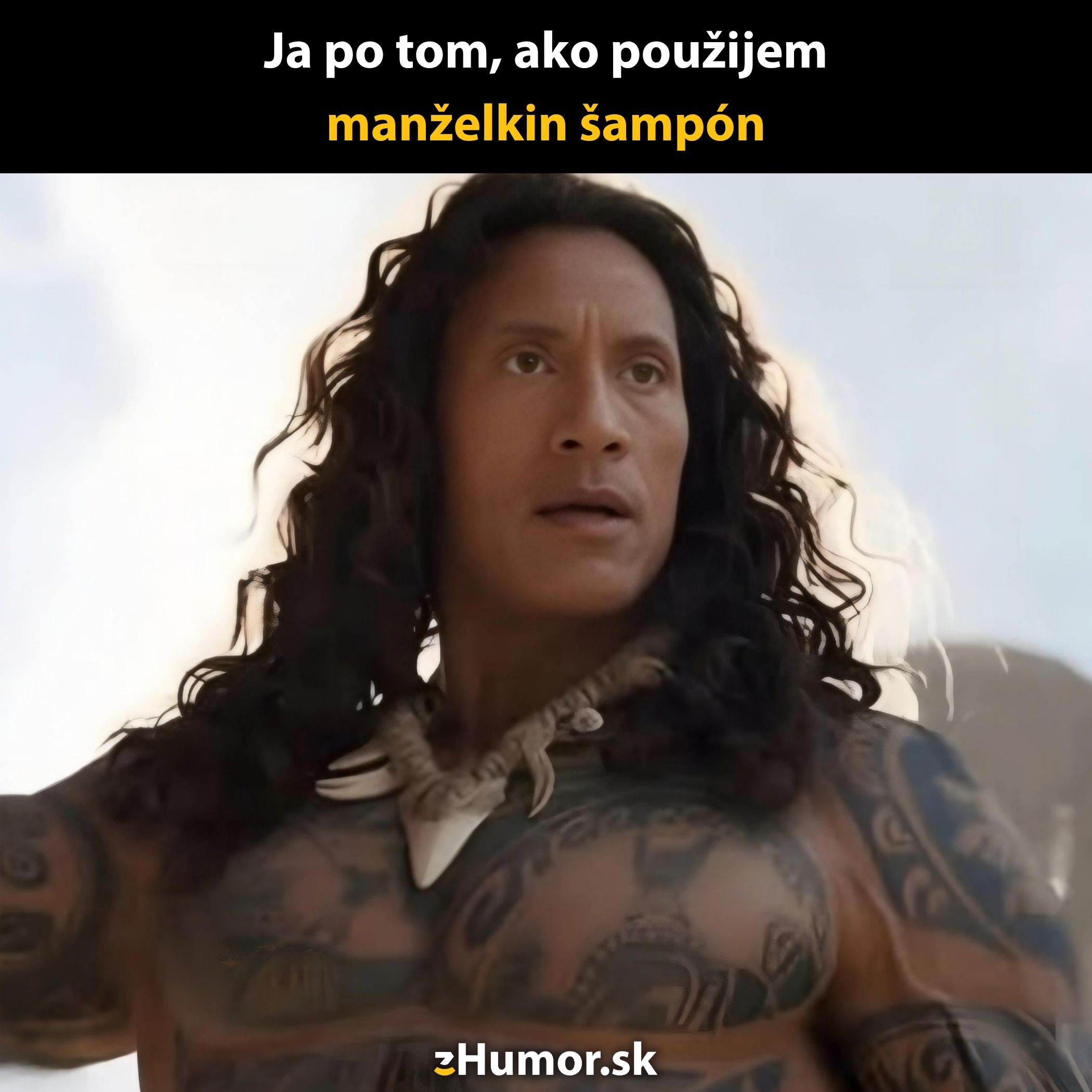 Muž s tetovaním a dlhými vlasmi na scéne z filmu, vtipný text o použití manželkinho šampónu.