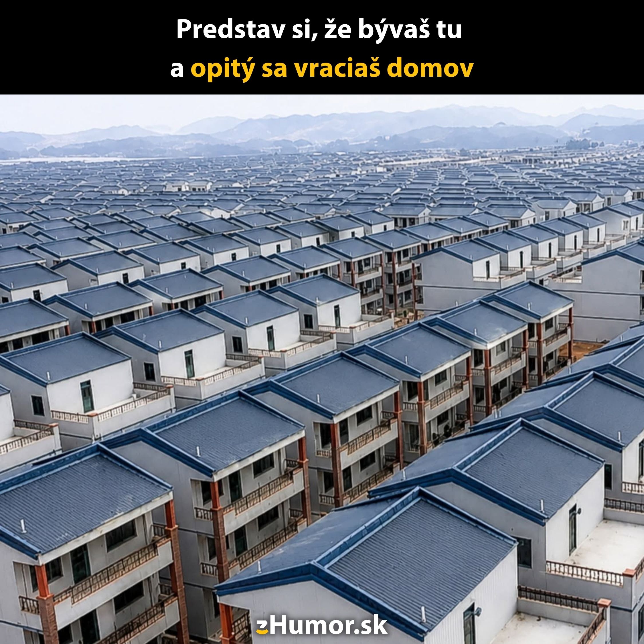 Riadky identických domov s modrými strechami v hustom zastavanom prostredí, s humoristickým textom na vrchu obrázka.