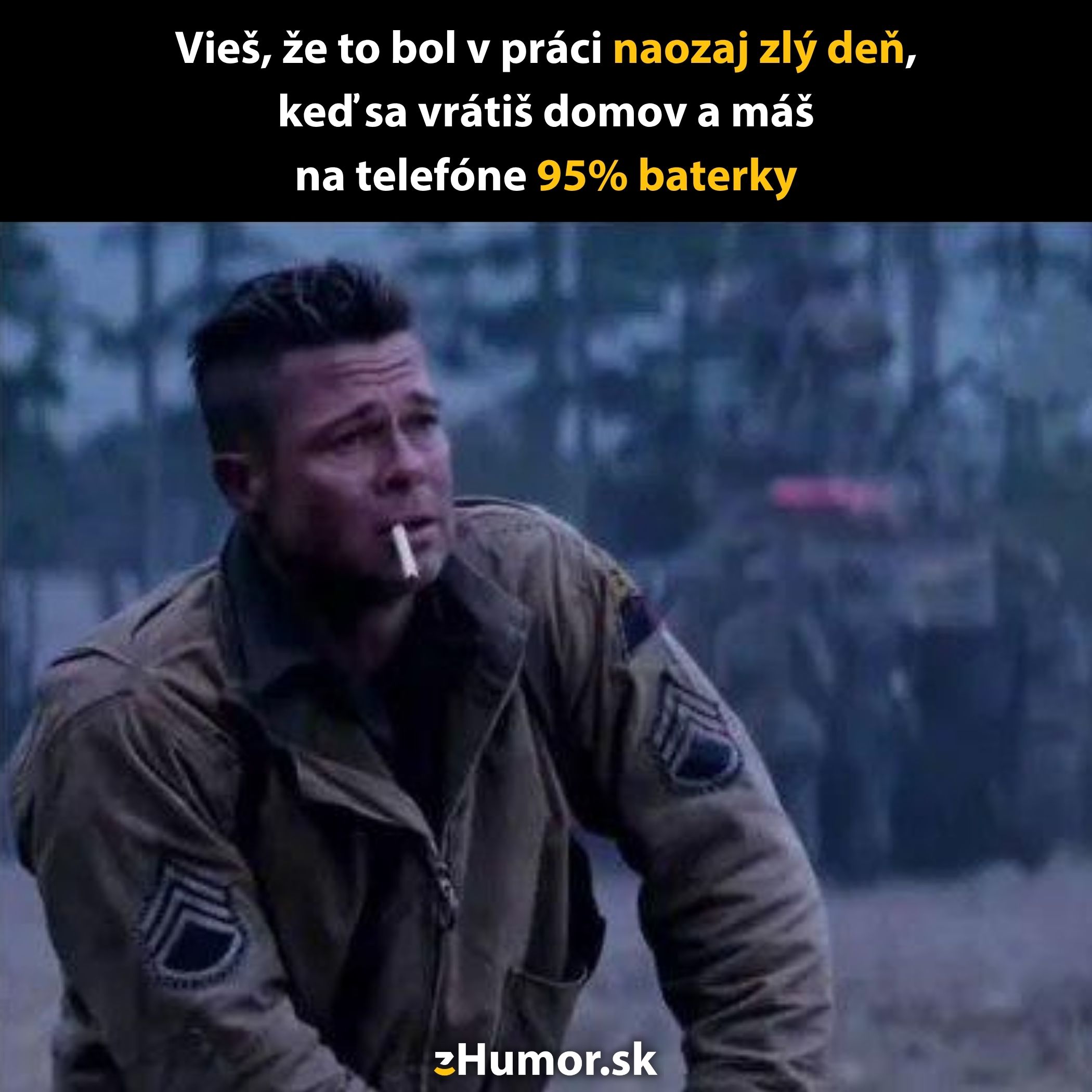 Muž s cigaretou v uniforme vyzerá zamyslene, text o zlých dňoch v práci a vysokej batérii na telefone.