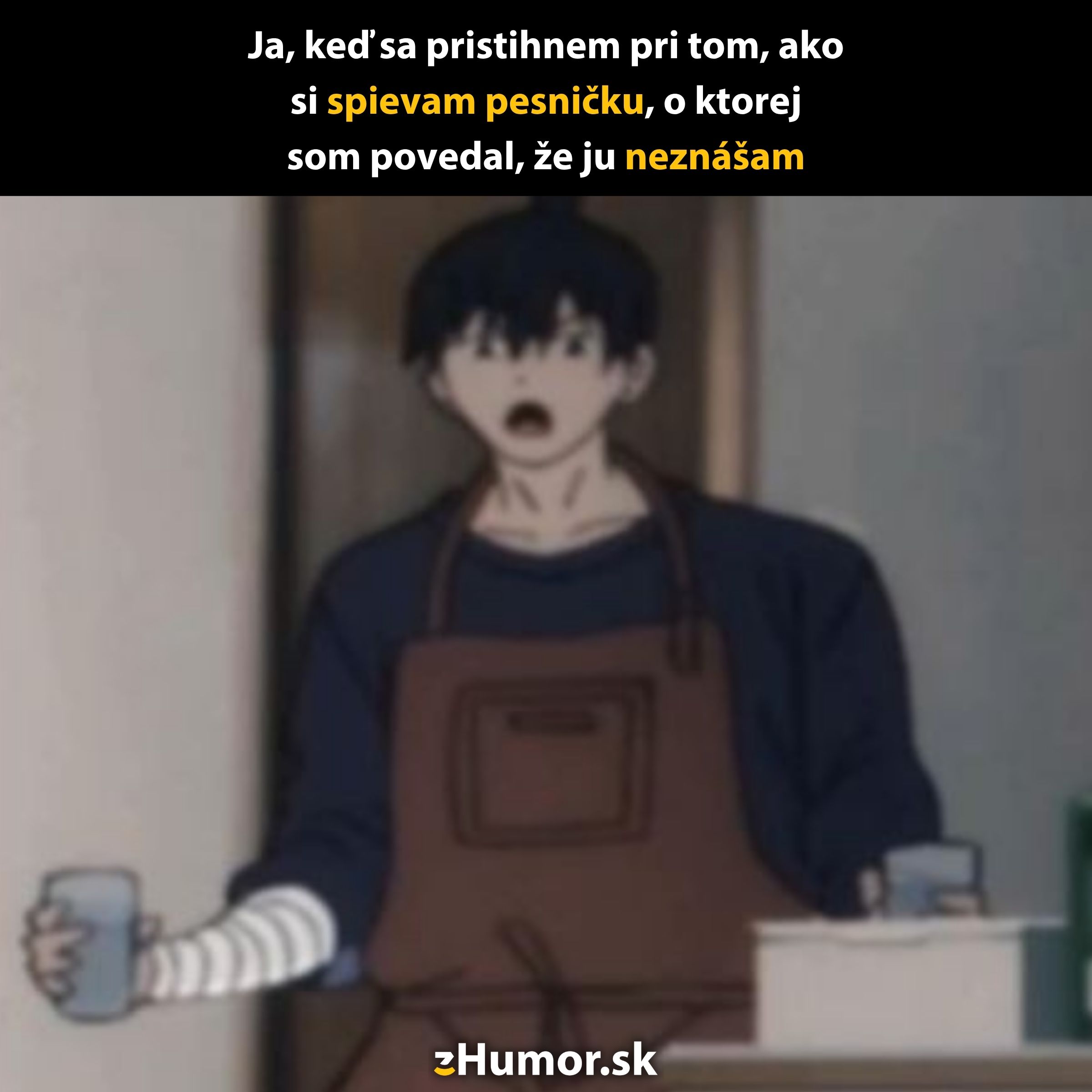 Postava v kuchyni s prekvapeným výrazom, držiaca poháre. Text vyjadruje moment prekvapenia pri spievaní neobľúbenej piesne.