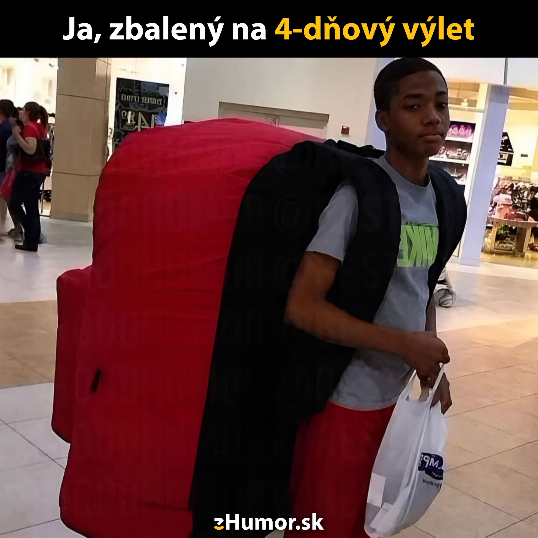 Mladý muž s obrovským batohom v nákupnom centre, pripravený na 4-dňový výlet.