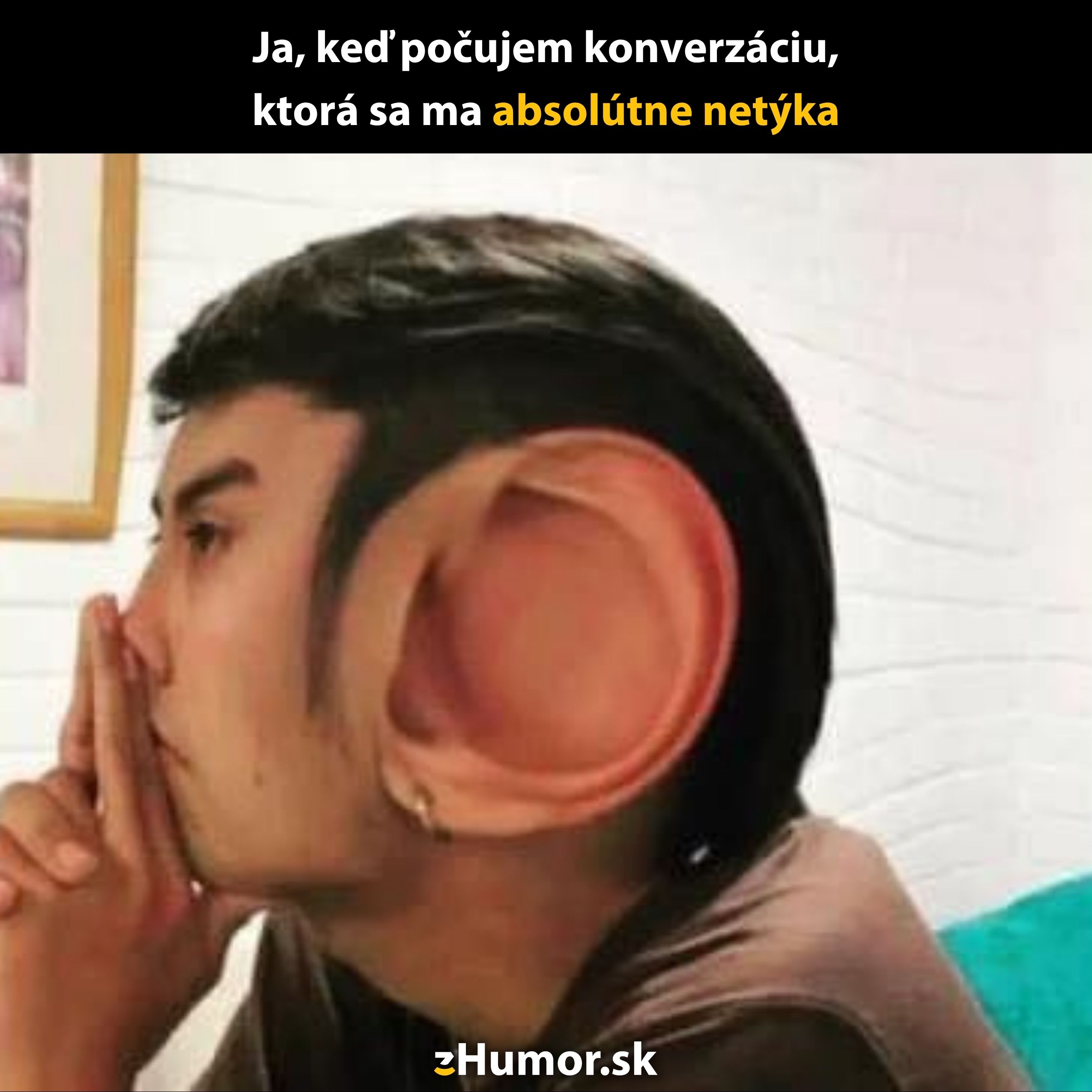 Muž s veľkým uchom počúva niekoho rozhovor s nápisom „Ja, keď počujem konverzáciu, ktorá sa ma absolútne netýka“.