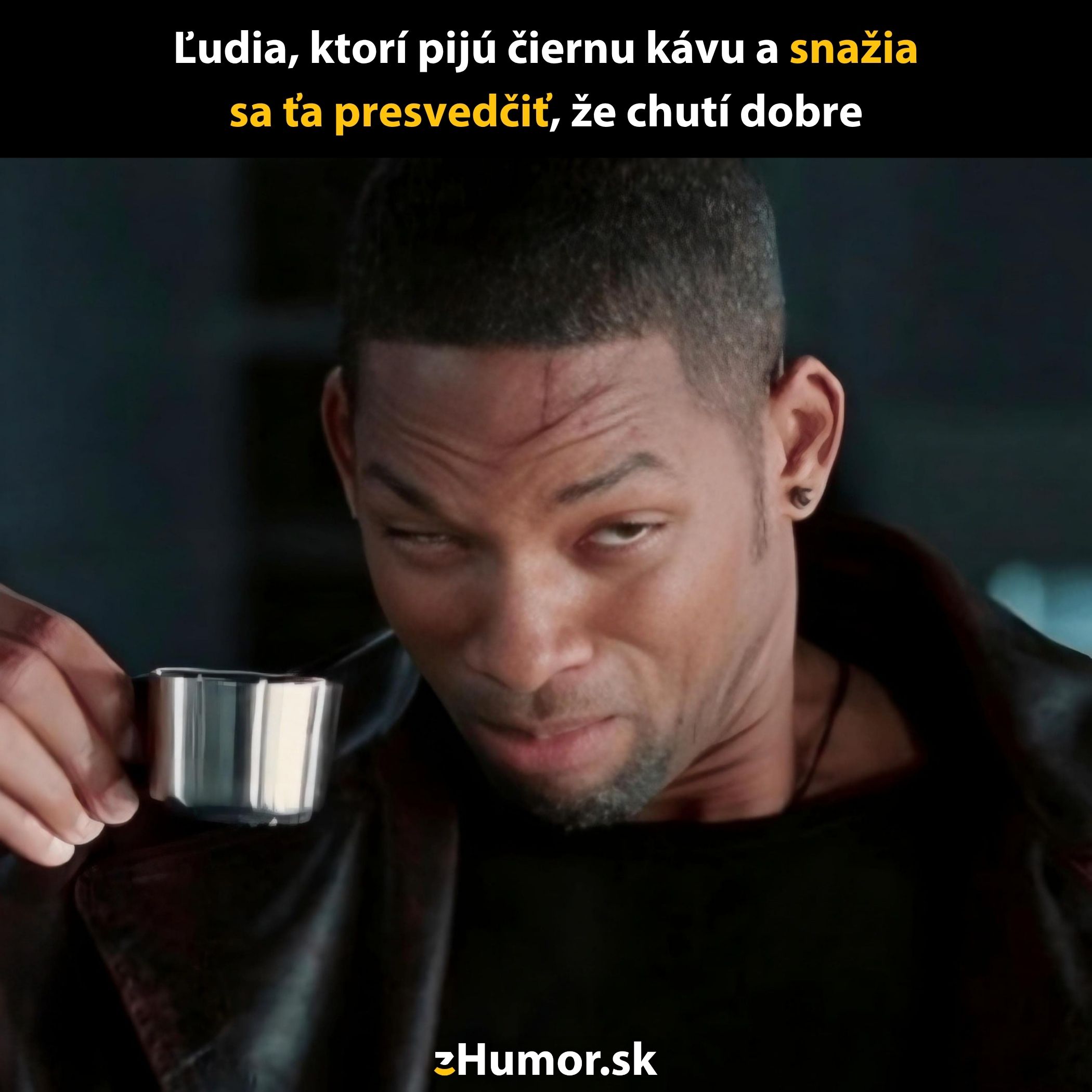 Muž s úsmevom a šálkou espressa v ruke, s textom o chuti čiernej kávy.