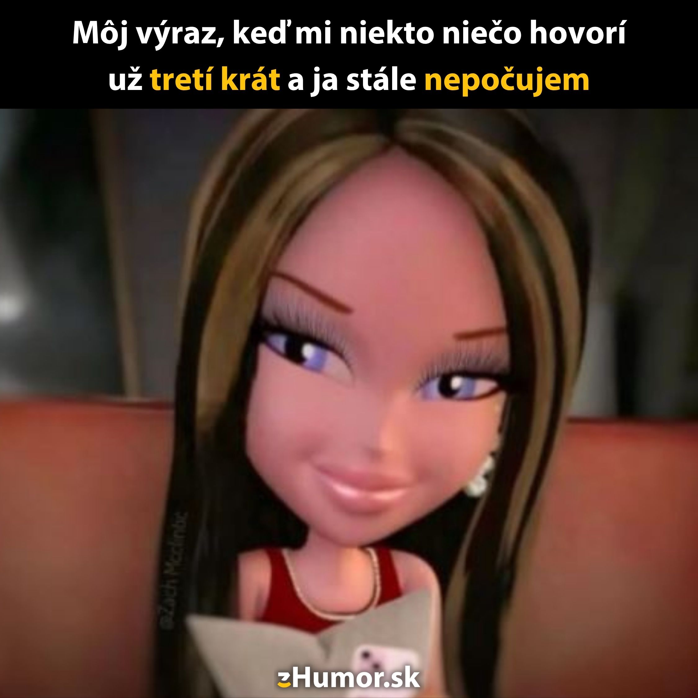 Animovaná postava s ironickým úsmevom držiaca telefón, text ilustruje smiešnu situáciu s ignorovaním rozhovoru.