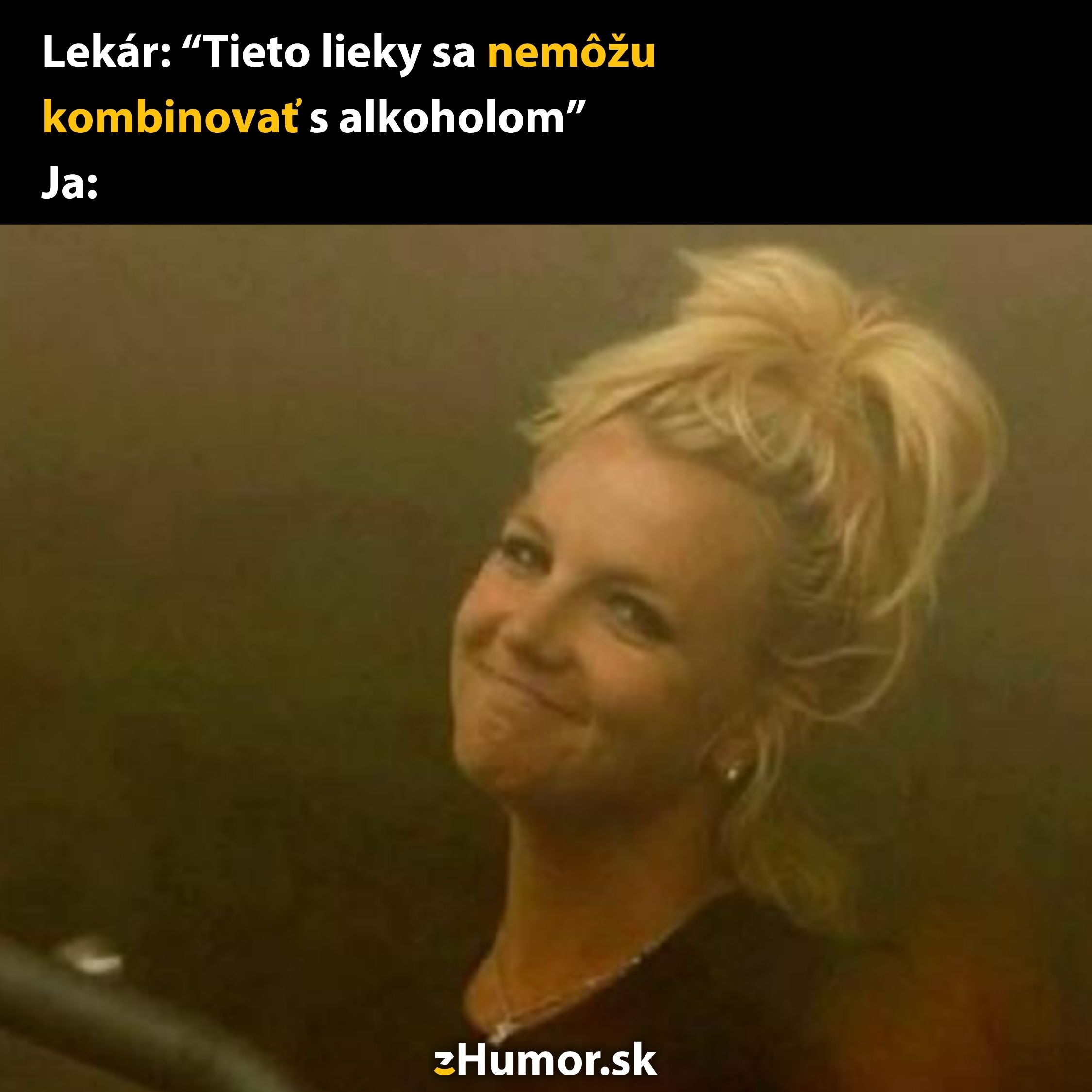 Žena so sarkastickým úsmevom reaguje na text: Tieto lieky sa nemôžu kombinovať s alkoholom.