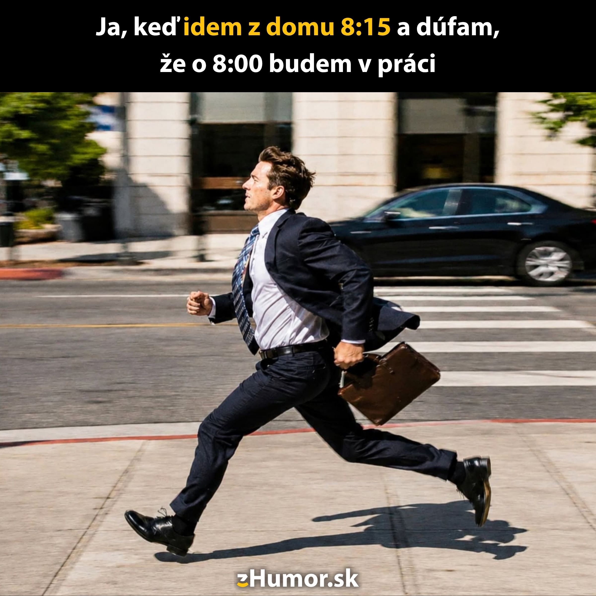 Muž v obleku beží cez cestu s aktovkou, vtipný text o neskorom odchode z domu, čas 8:15, cieľ stihnúť prácu o 8:00.