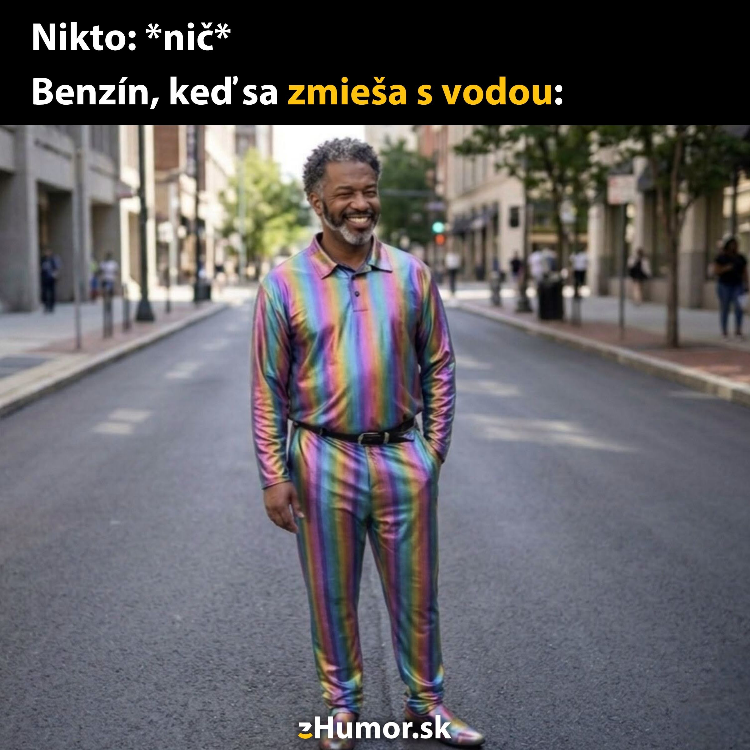 Muž v dúhovom oblečení na prázdnej ulici s humorným textom o benzíne a vode.