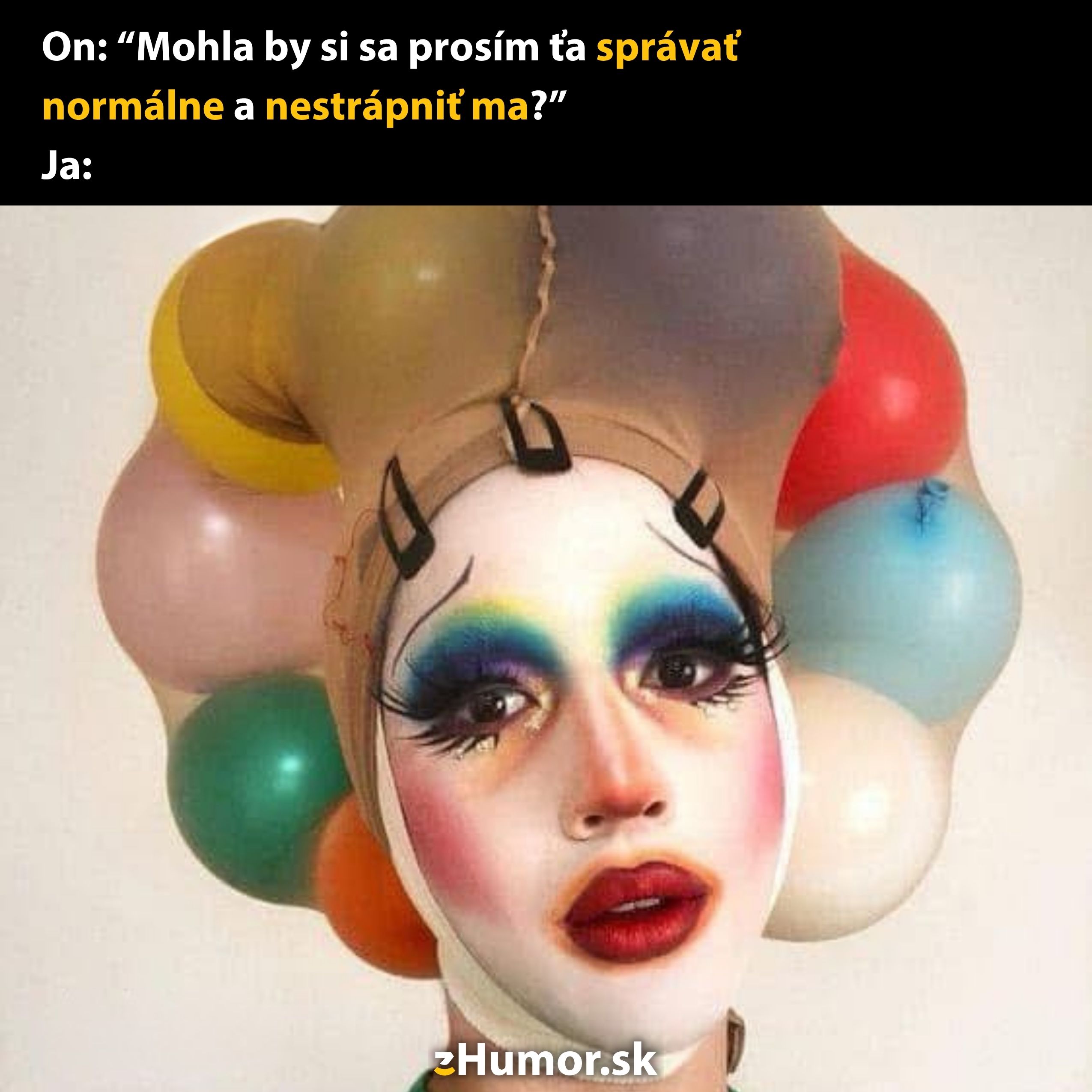 Osoba s extravagantným pomaľovaným tvárou a balónovým klobúkom ilustruje humoristický text.