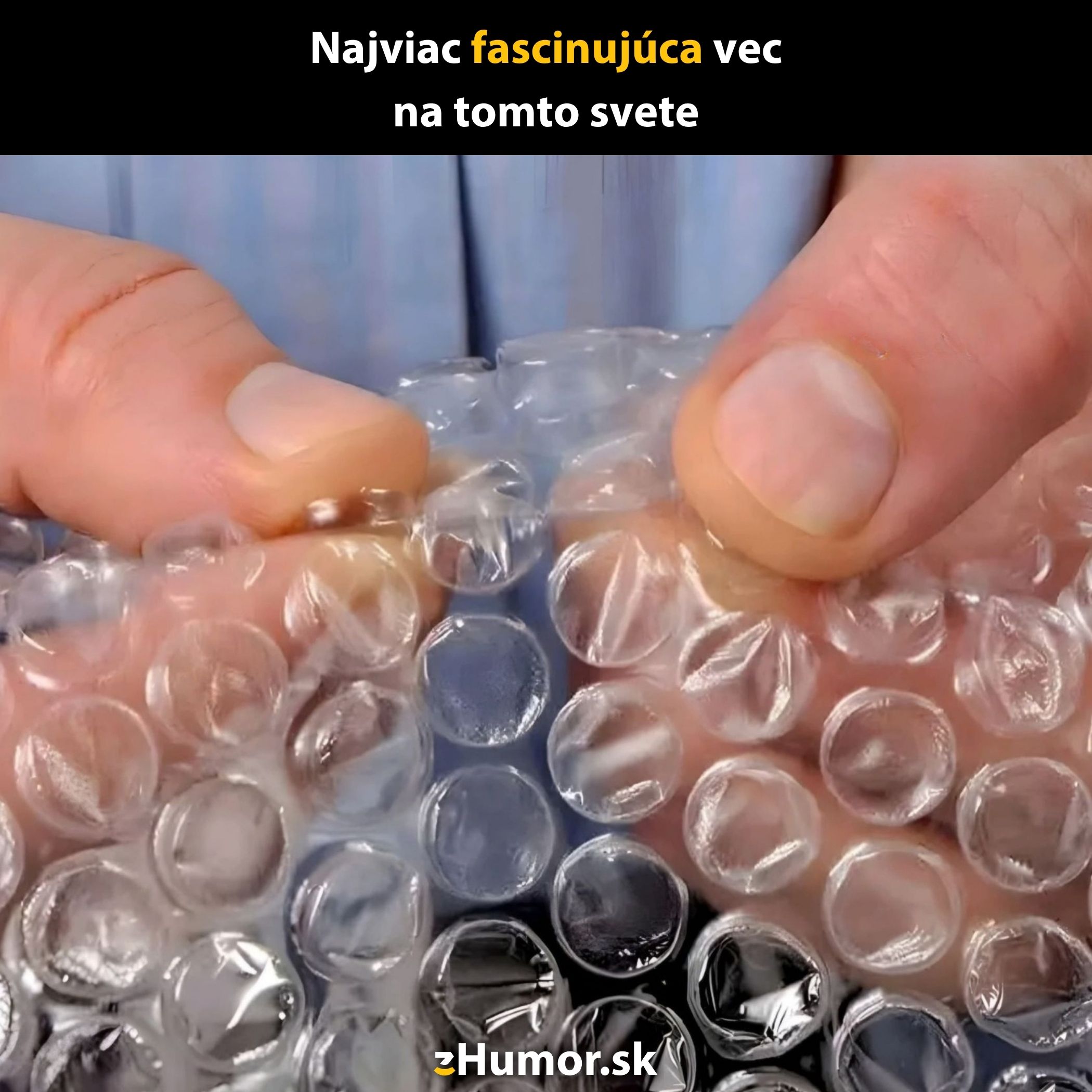 Osoba stláča bublinkovú fóliu v detailnom zábere, nájdeme relax a zábavu v jednoduchých veciach.