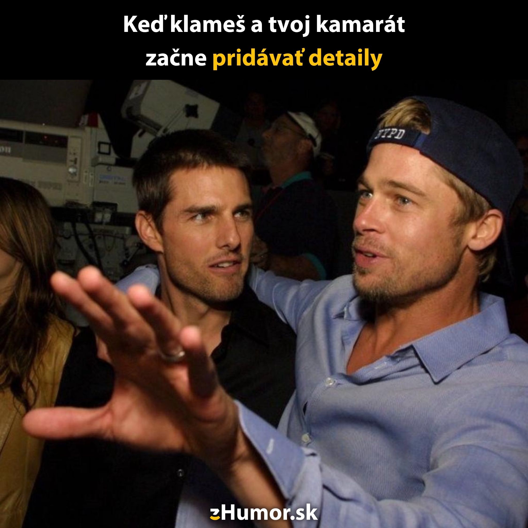 Dvaja muži v rozhovore na večierku, jeden ukazuje rukou, humorná situácia pri vymýšľaní historky.