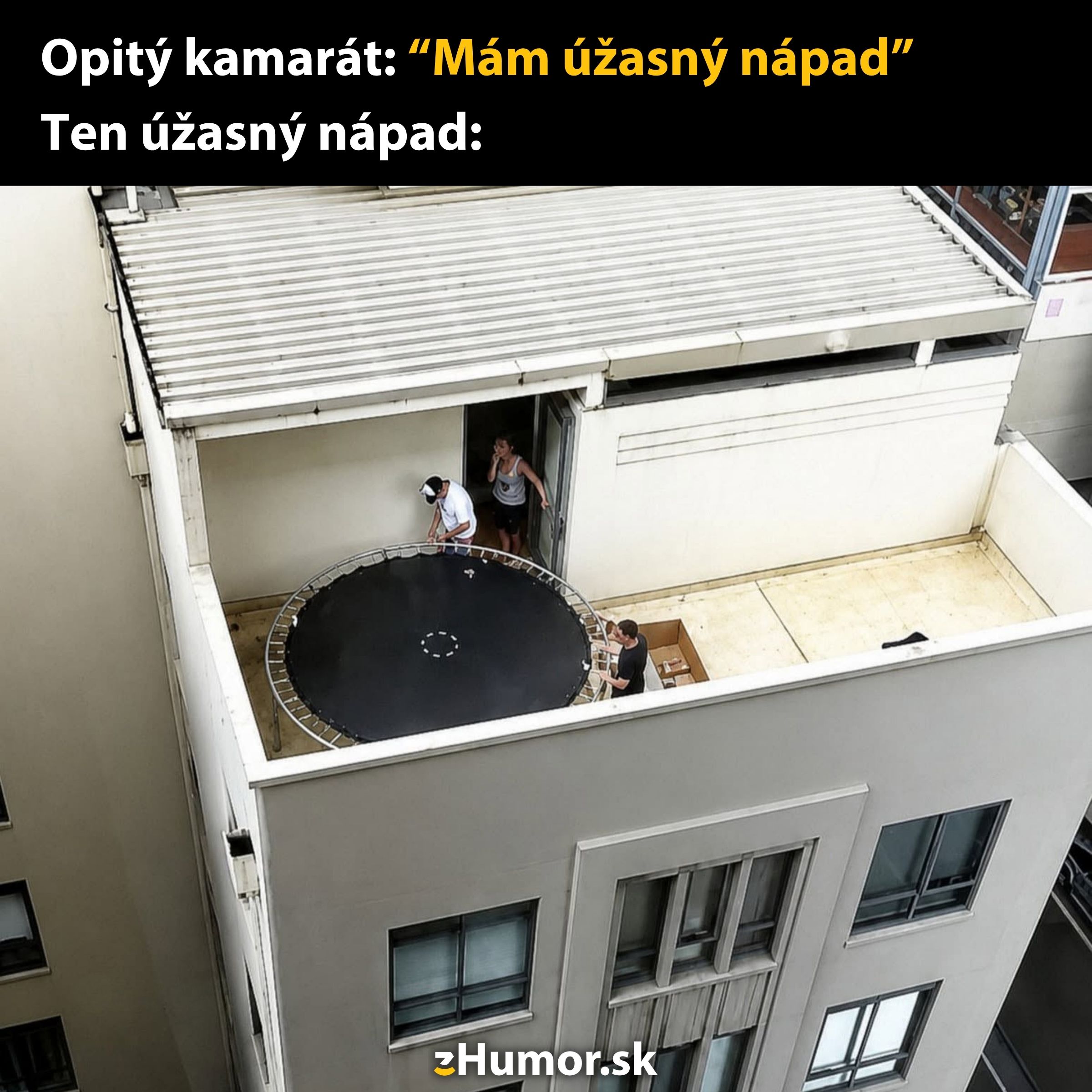 Opitý kamarát inštaluje trampolínu na úzkej streche, riskantný nápad s humorným textom z eHumor.sk.