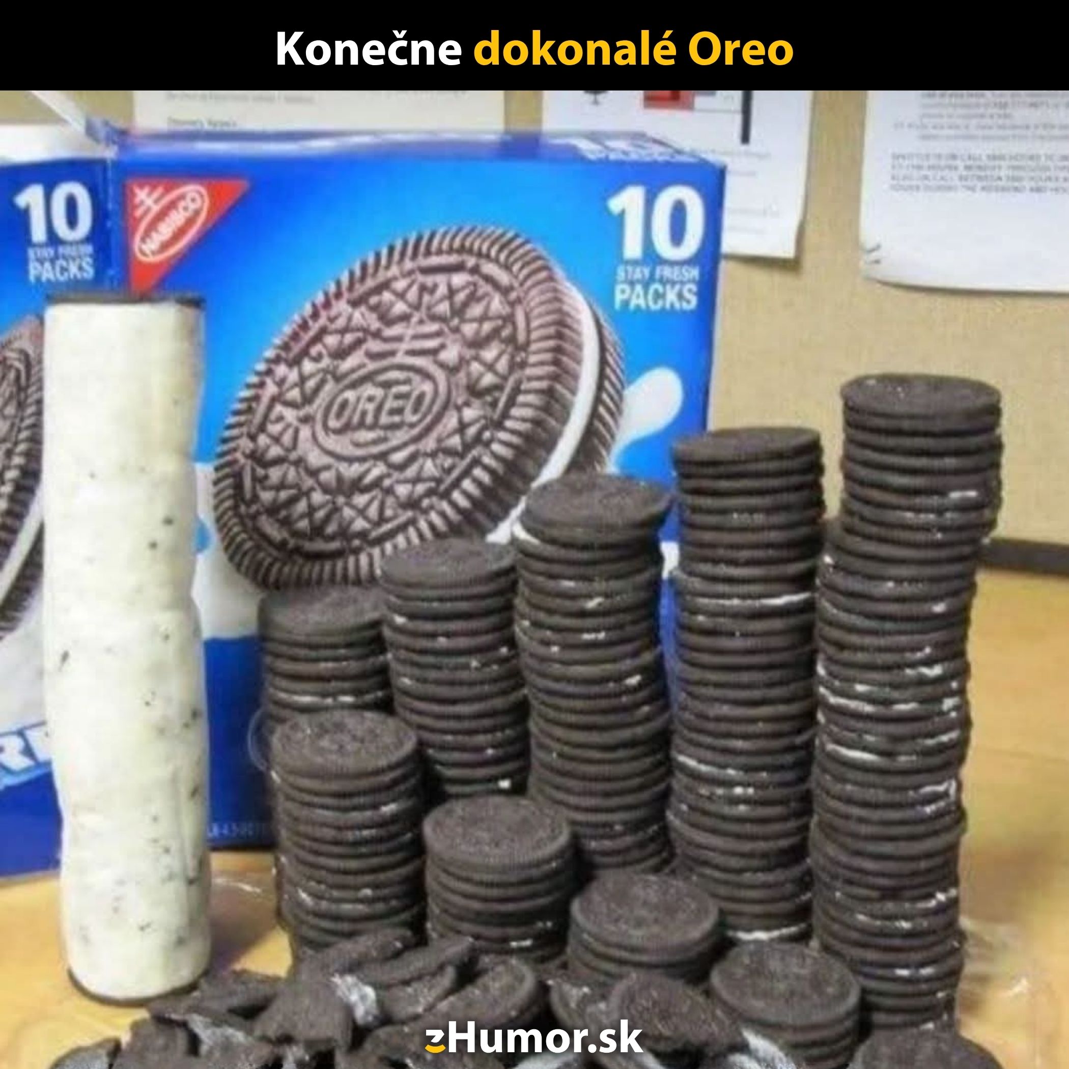 Stĺpce Oreo sušienok oddelené krémovou náplňou, vedľa balenie Oreo boxov.