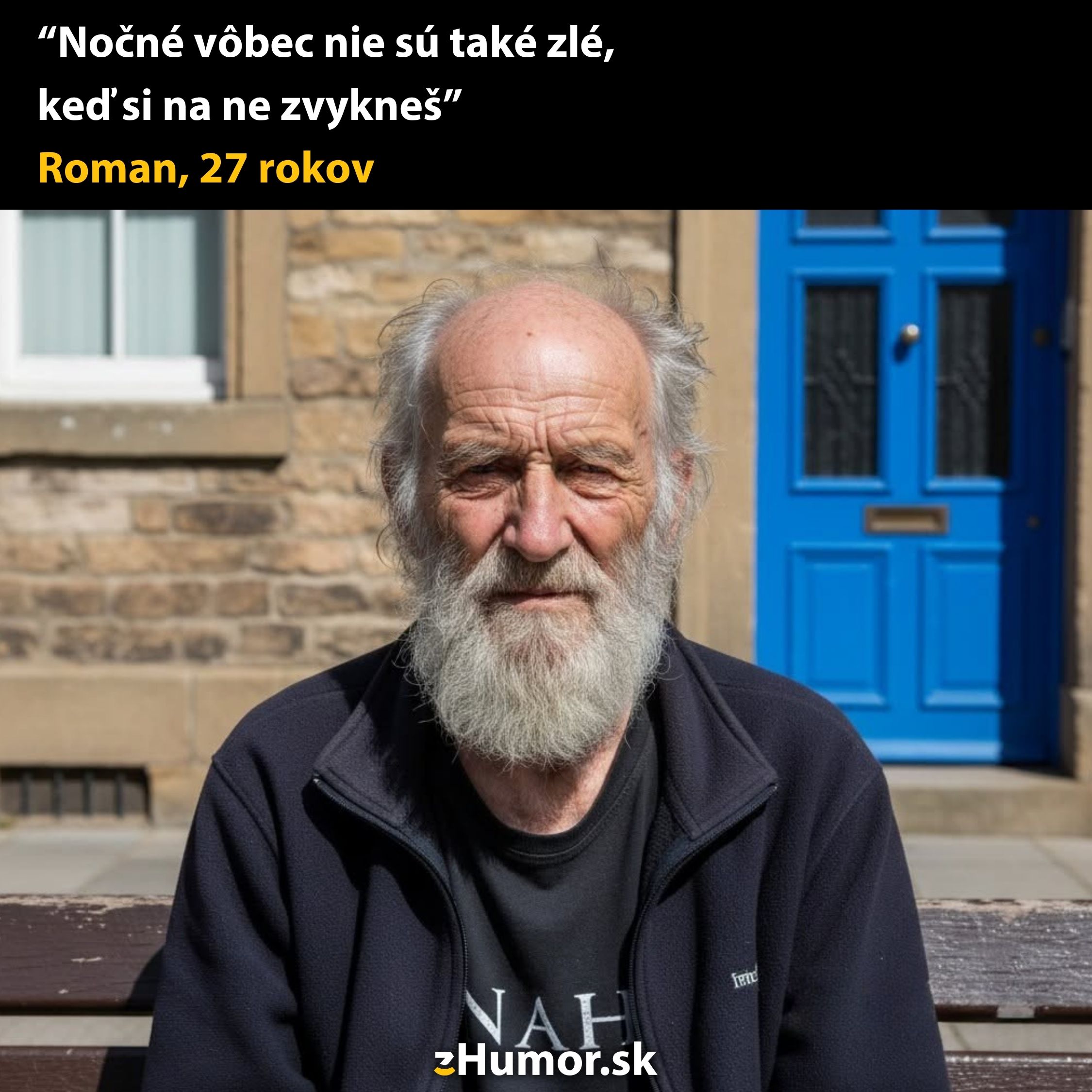 Starší muž s bradou sedí na lavičke pred modrými dverami, vtipný citát o nočných zmenách.