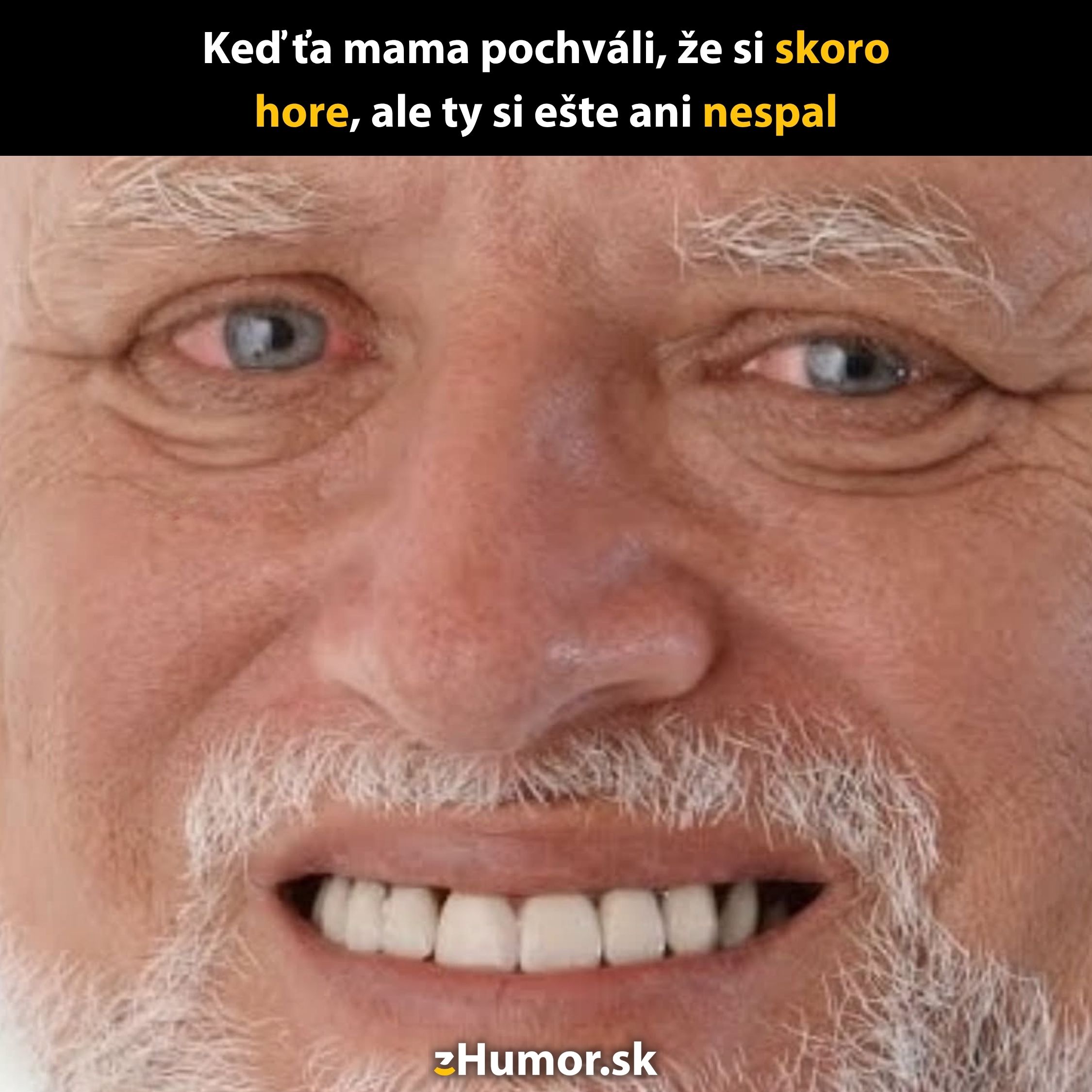 Starší muž s úsmevom a unavenými očami, vtipný text o nedostatku spánku.