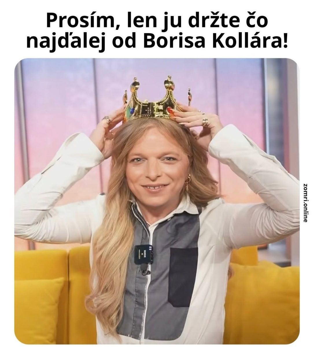 Osoba na obrázku drží zlatú korunu na hlave, usmieva sa, sediac na žltom gauči v televíznom štúdiu.