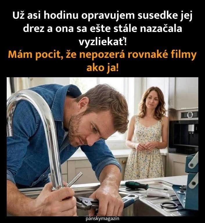 Inštalatér opravuje drez v kuchyni, zatiaľ čo ženu sleduje s vtipným textom o čakaní.