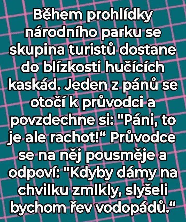 Turisti v parku vtipkujú o hlučných vodopádoch a sprievodca reaguje úsmevom.