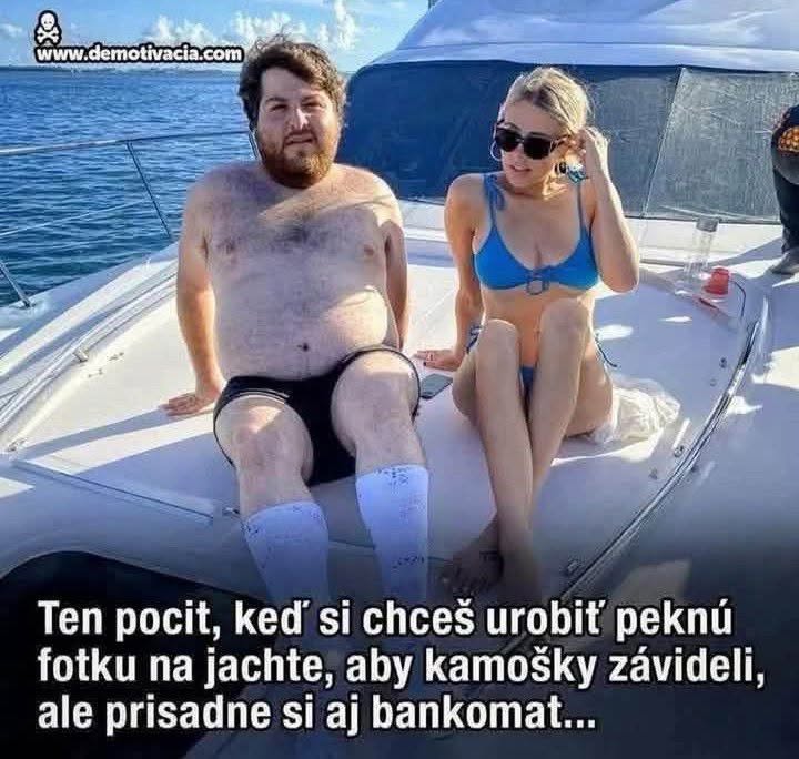 Muži a žena relaxujúci na palube jachty počas slnečného dňa.