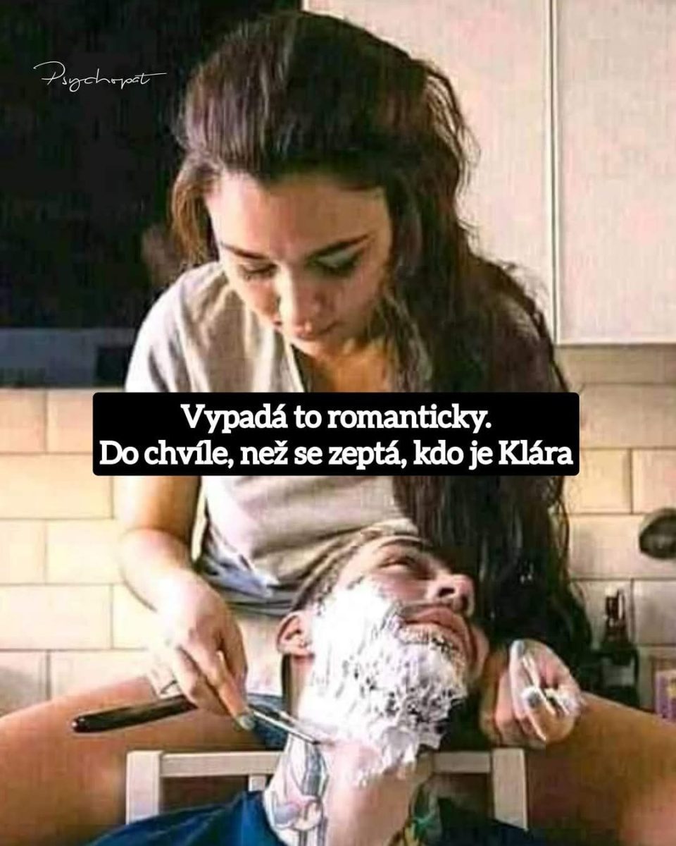 Žena holí muža v domácom prostredí, romantická chvíľa s nečakaným zvratom.