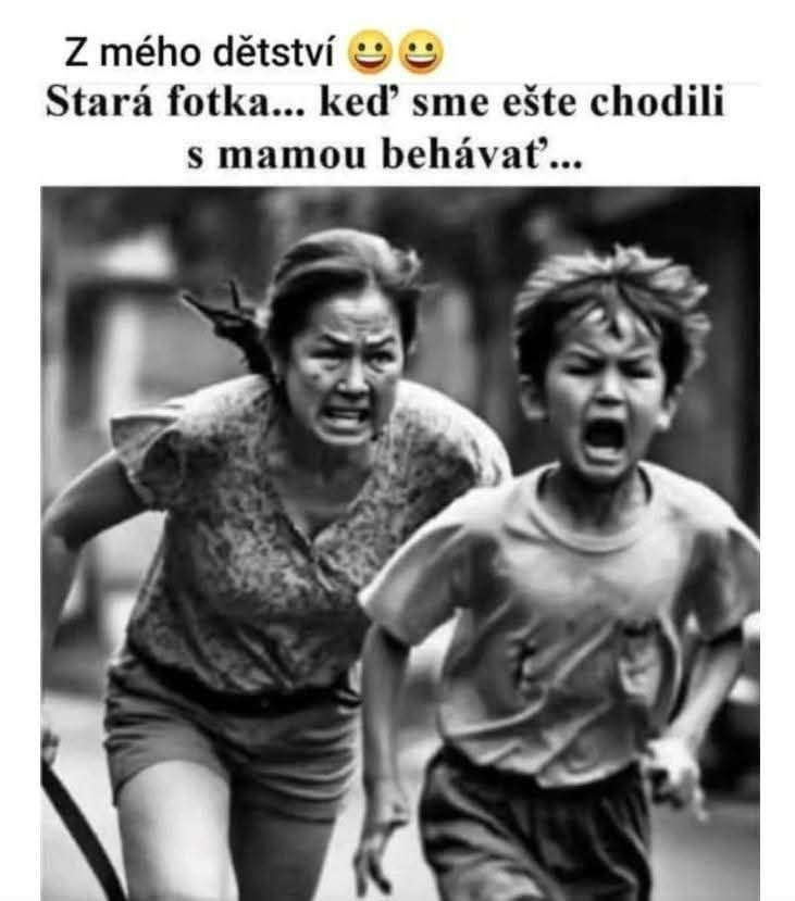Muž a dieťa bežia spolu vonku, tváre plné emócií, zachytené v čiernobielom zábere.