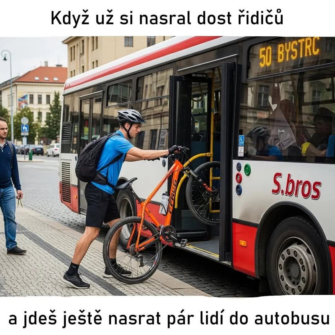 Cyklista s bicyklom vstupuje do autobusu č. 50 v meste, okolení pozorujú situáciu.
