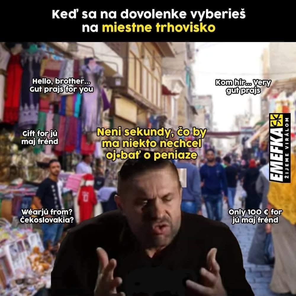 Osoba na trhu s textami naznačujúcimi predaj turistom. Vtipný pohľad na skúsenosti z dovolenky.