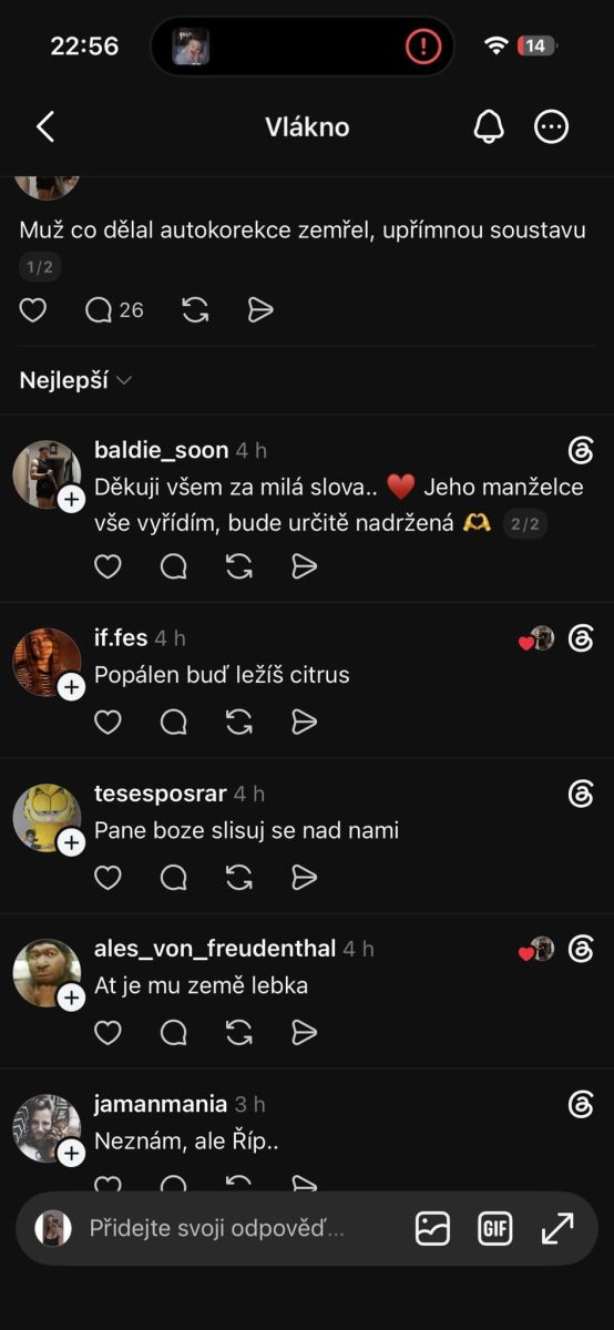 Konverzácia na sociálnej sieti s vtipnými komentármi o autokorekcii a reakciách užívateľov.
