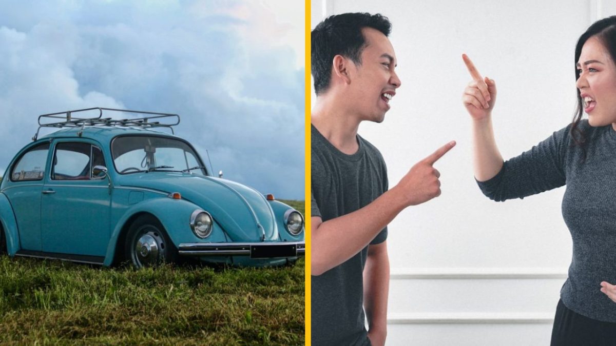 Retro auto na tráve vedľa páru diskutujúceho vo vnútri.