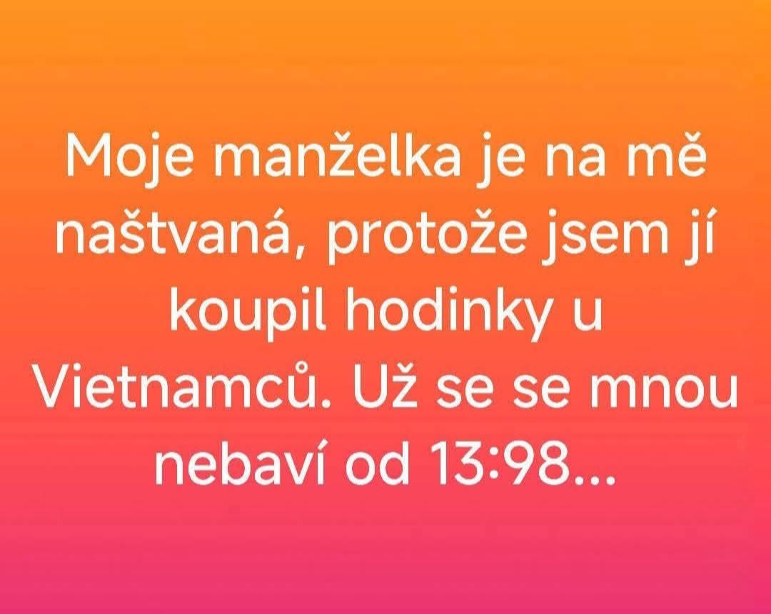 Vtipný text na farebnom pozadí: Manželka je nahnevaná kvôli hodinkám od Vietnamcov, skončila rozhovor o 13:98.