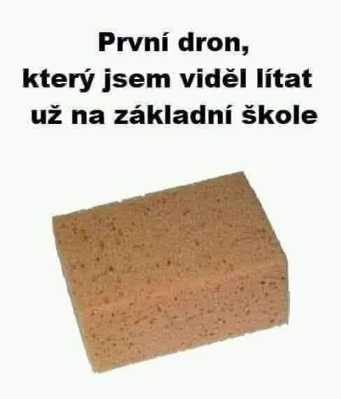 Špongia s humoristickým textom o letiacom dróne na základnej škole.