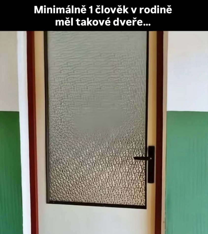 Dvere s textúrovaným sklom a čiernou kľučkou v starom štýle.