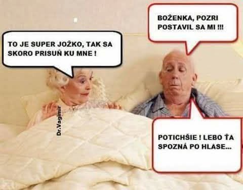 Starší pár vtipne konverzuje v posteli s textovými bublinami o blízkej polohe a intímnych situáciách.