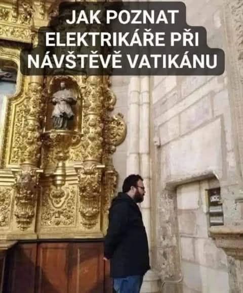 Muž v čiernom kabáte pozorne skúma elektrické prístroje na ozdobenej stene vo Vatikáne.