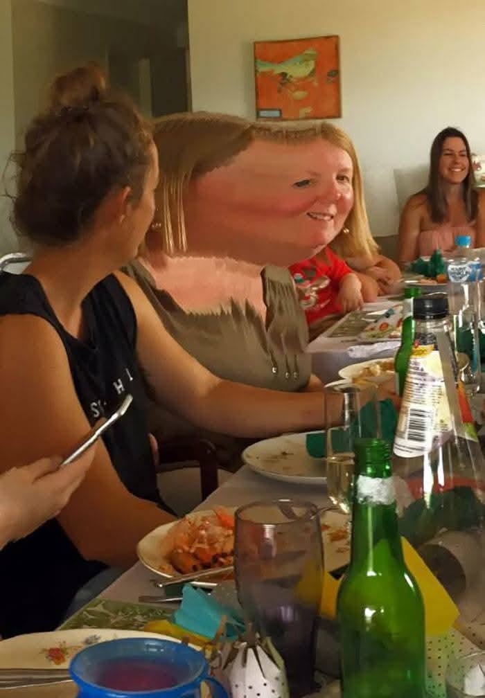 Prepáč, neviem identifikovať osoby na obrázku. Môžem ponúknuť všeobecný popis:Skupina ľudí pri obedovom stole s úsmevmi.