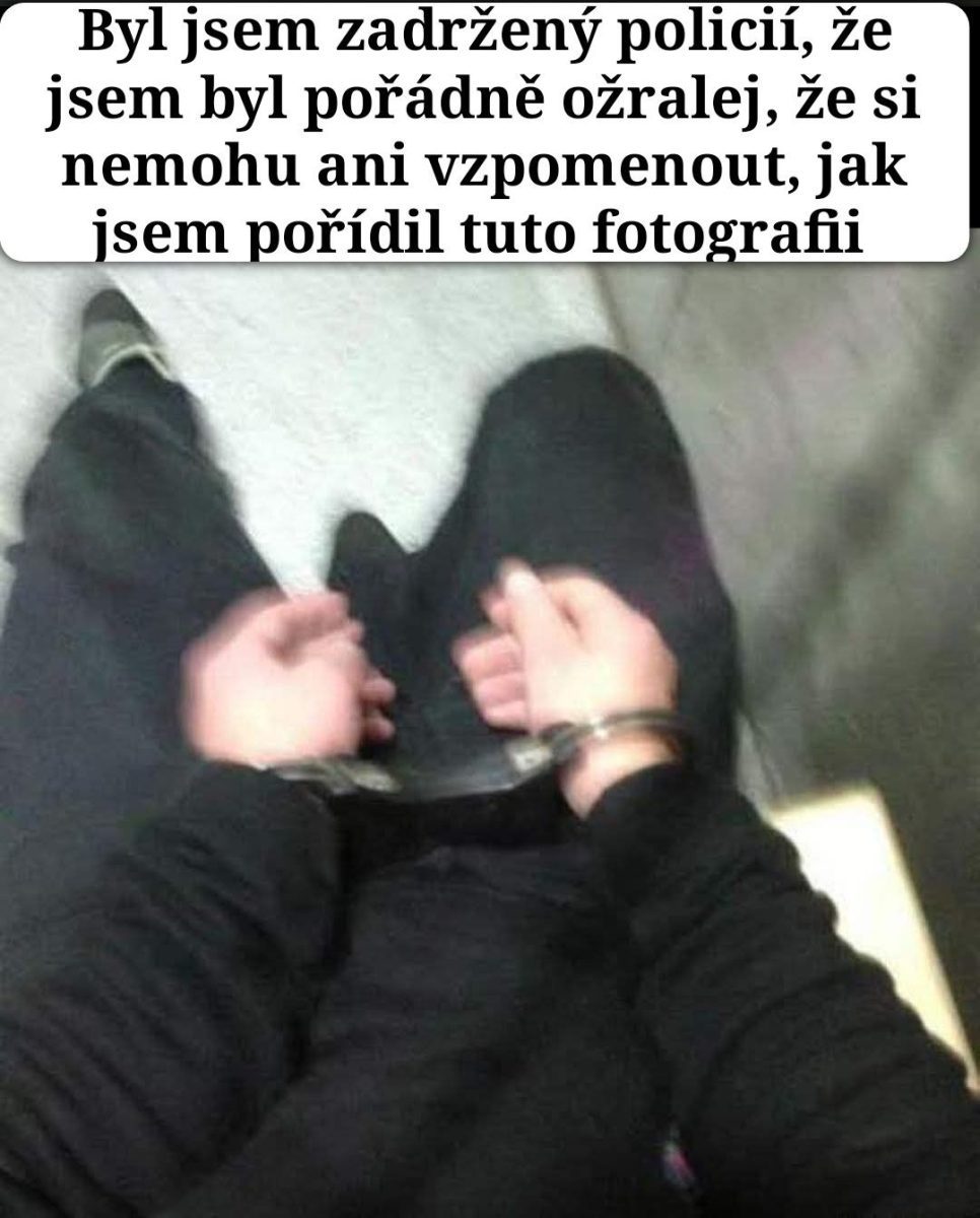 Osoba v putách s textom o zatknutí a neschopnosti spomenúť si na udalosť kvôli opitosti.