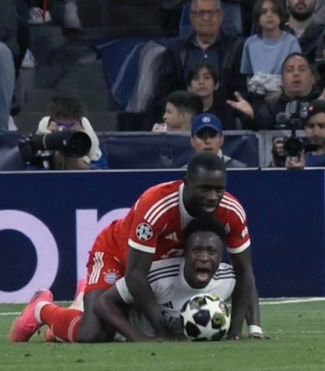 Futbalisti v zápale hry na štadióne počas napínavého zápasu Ligy majstrov.